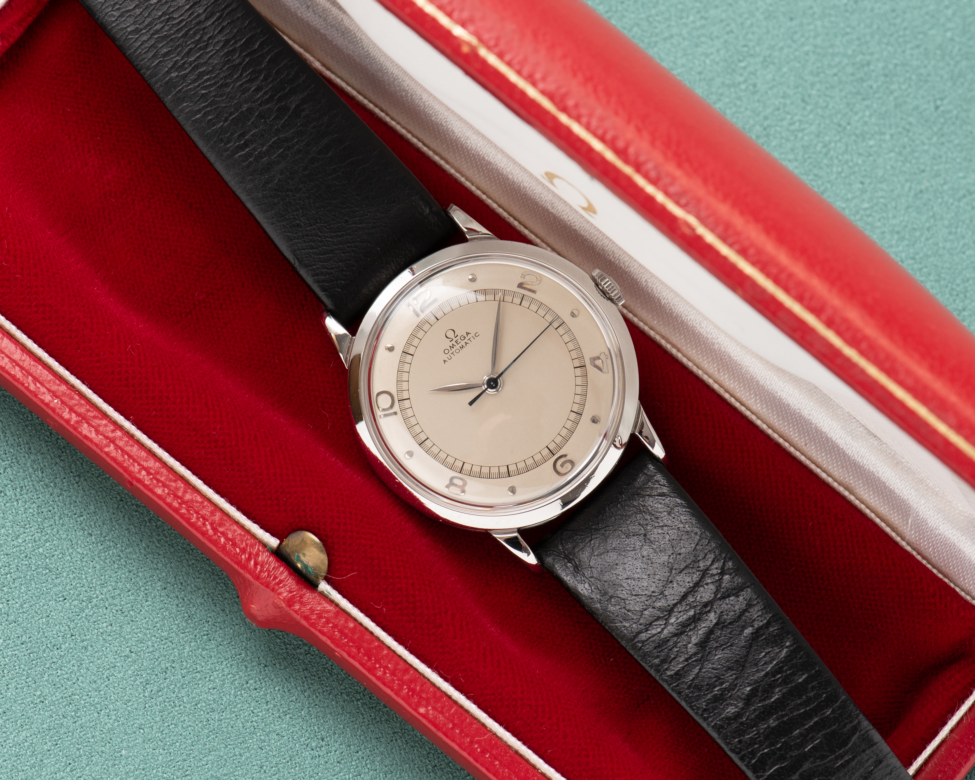Zicht op Omega Centre Tweede Automatic Bumper Silver Dial Ref. 2445 1944