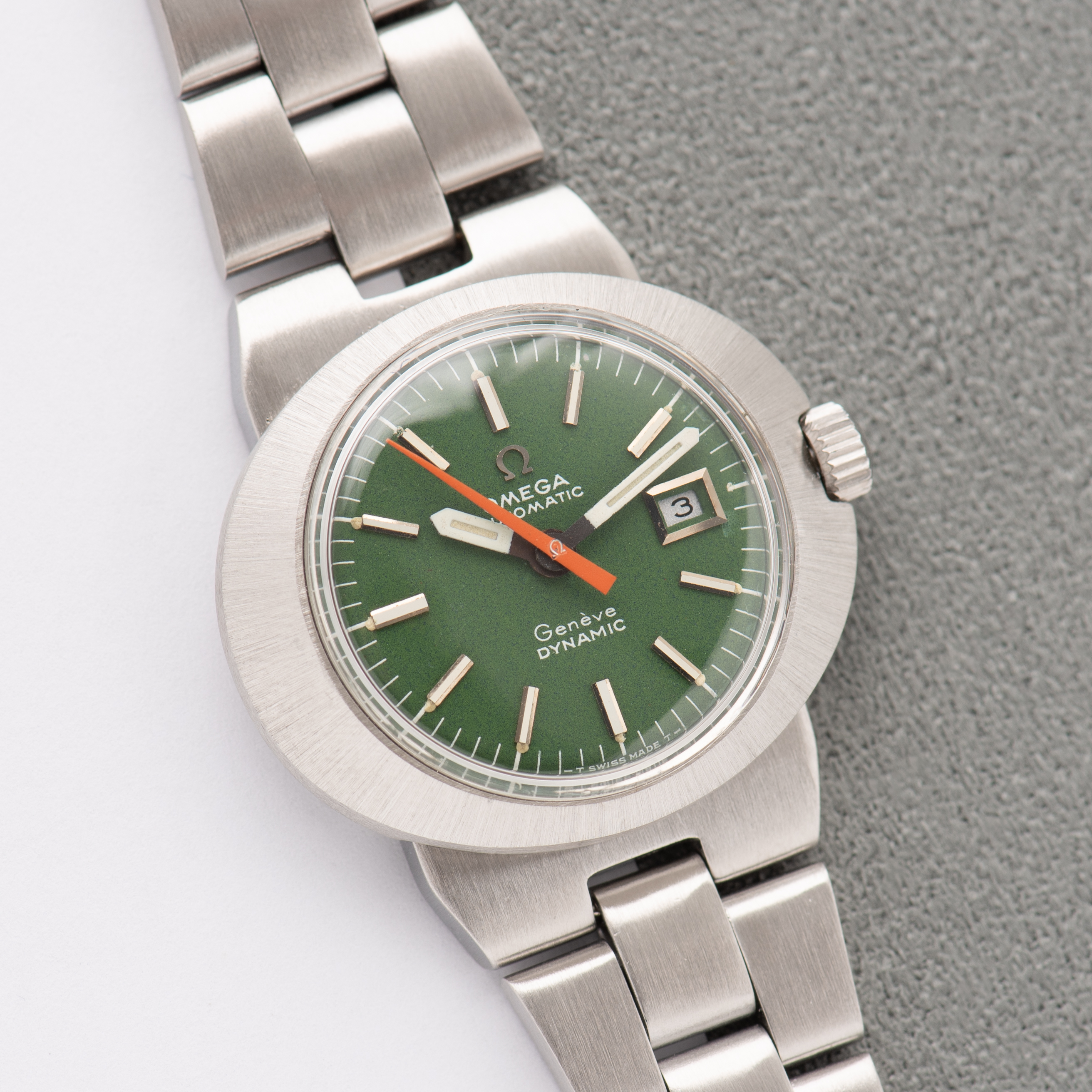 Zicht op Omega Automatic Genève Dynamic Date Green dial Réf 566.015 from 1969 Woman watch