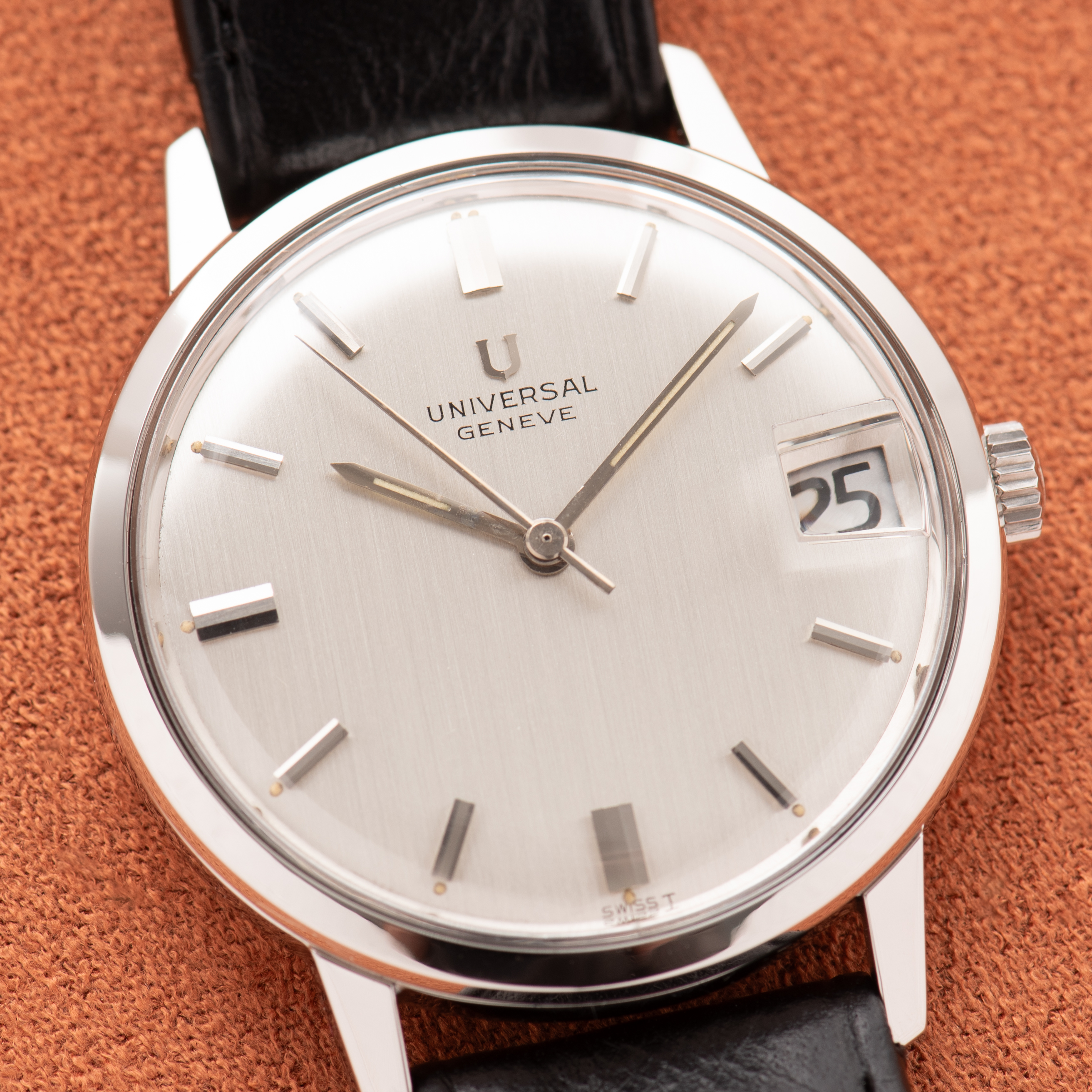 Vue de Universal Geneve Mécanique Date Silver Dial NOS réf 857100/02