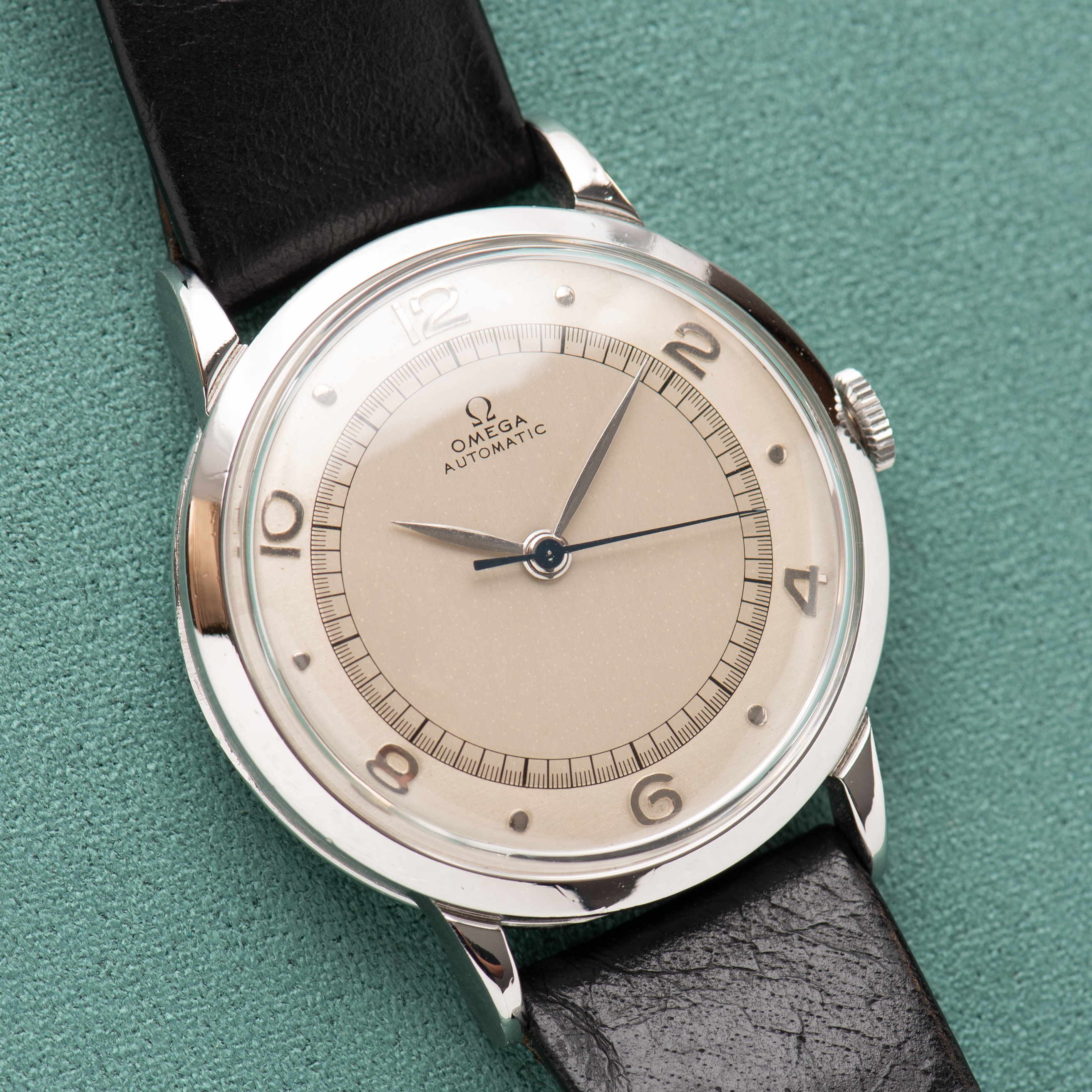 Zicht op Omega Centre Tweede Automatic Bumper Silver Dial Ref. 2445 1944