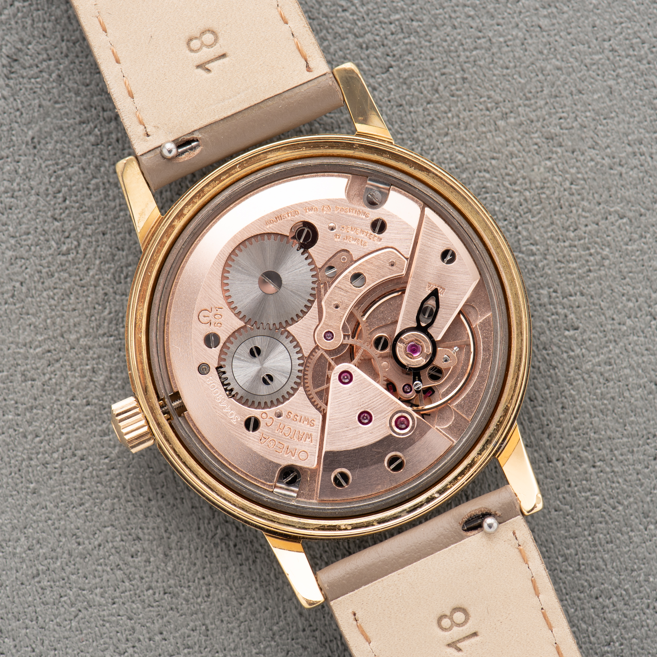 Zicht op Omega Genève Gouden wijzerplaat Ref 135.070 vanaf 1969