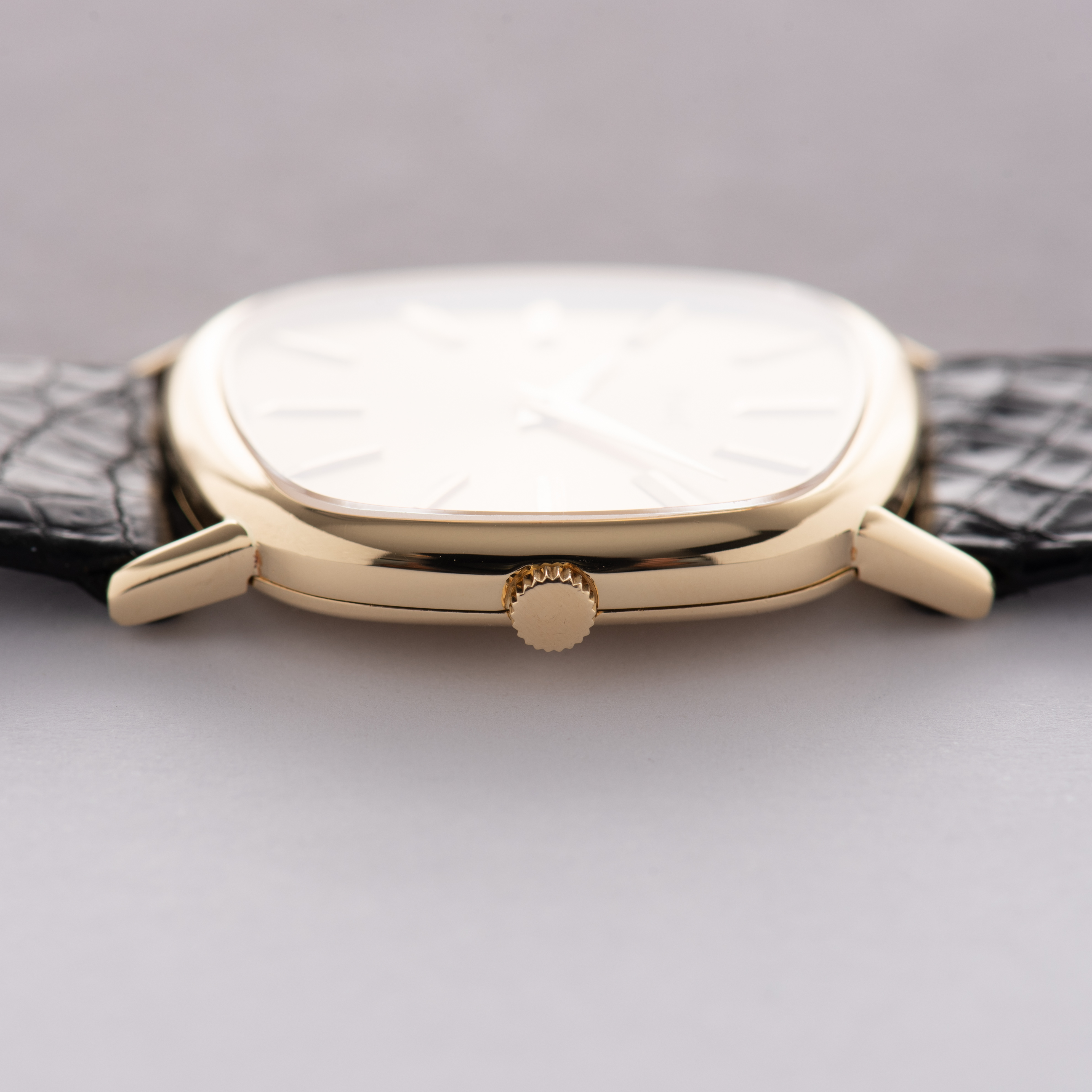 Vue de Piaget "asymétrique" gold 18K réf 9467 cal 9P