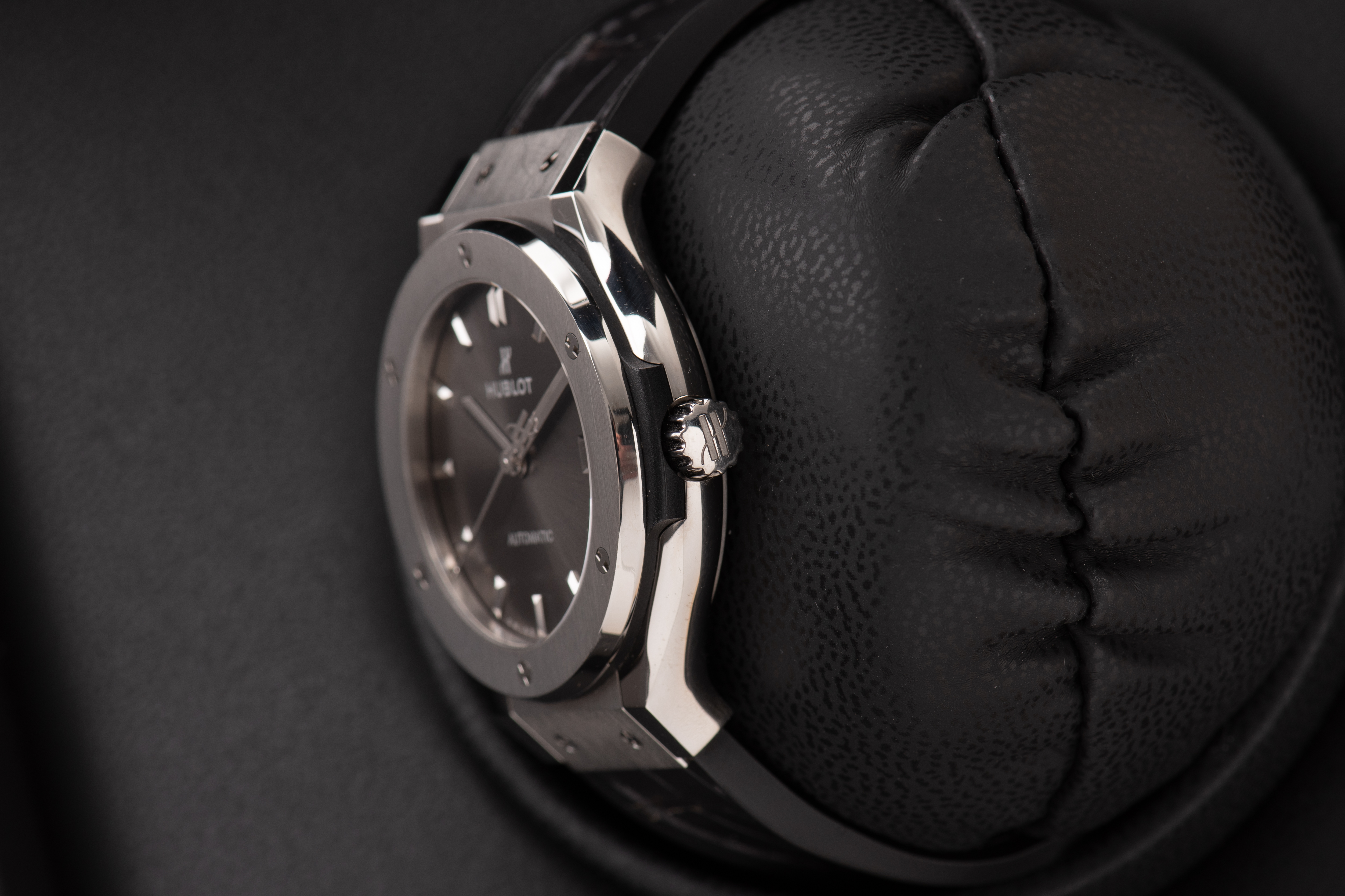 Zicht op Hublot Classic Fusion Grey Dial ref 565.NX.7071.LR uit 2020