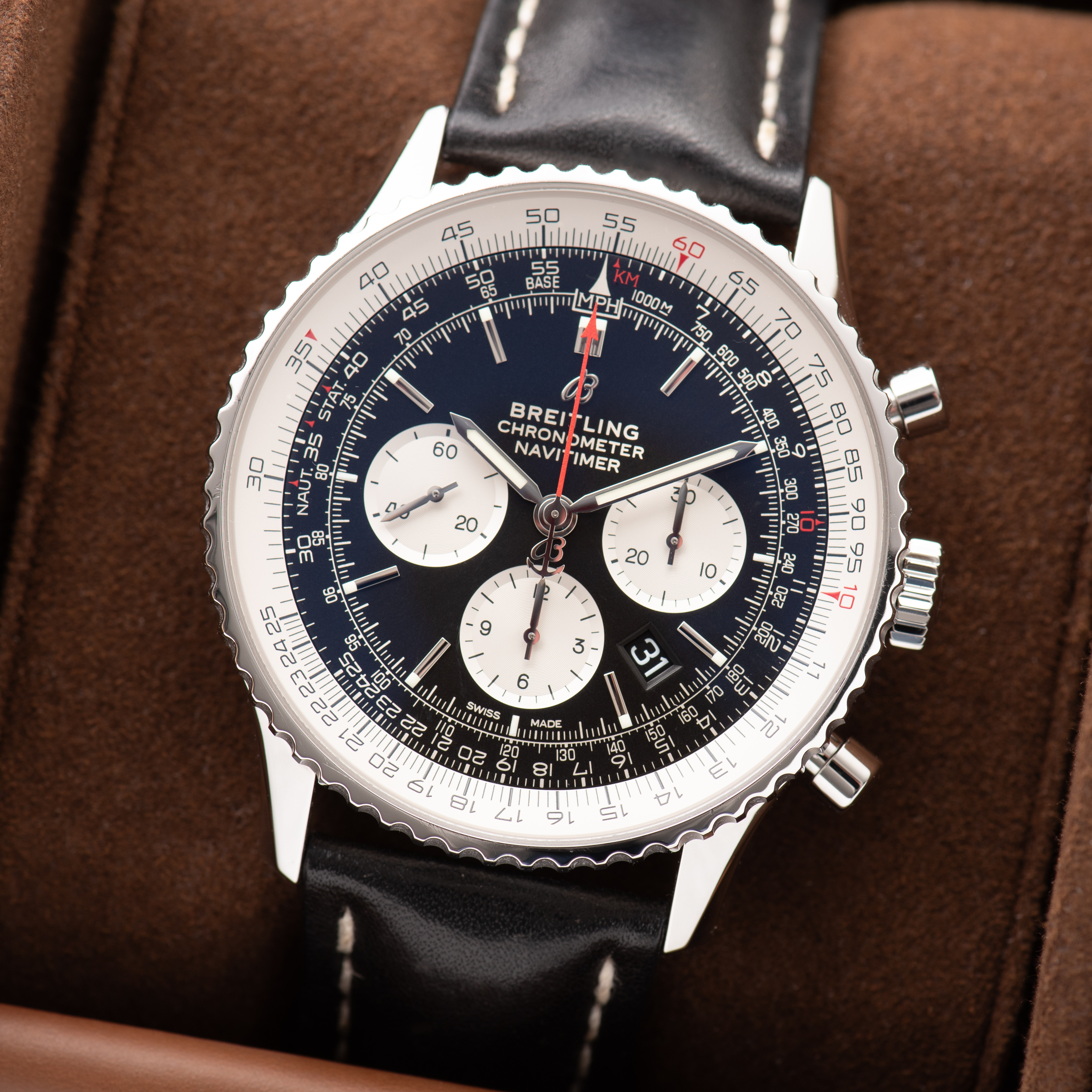 Vue de Breitling Chronometer Navitimer 1 B01 Chronograph réf AB0127211B1X2 Full set