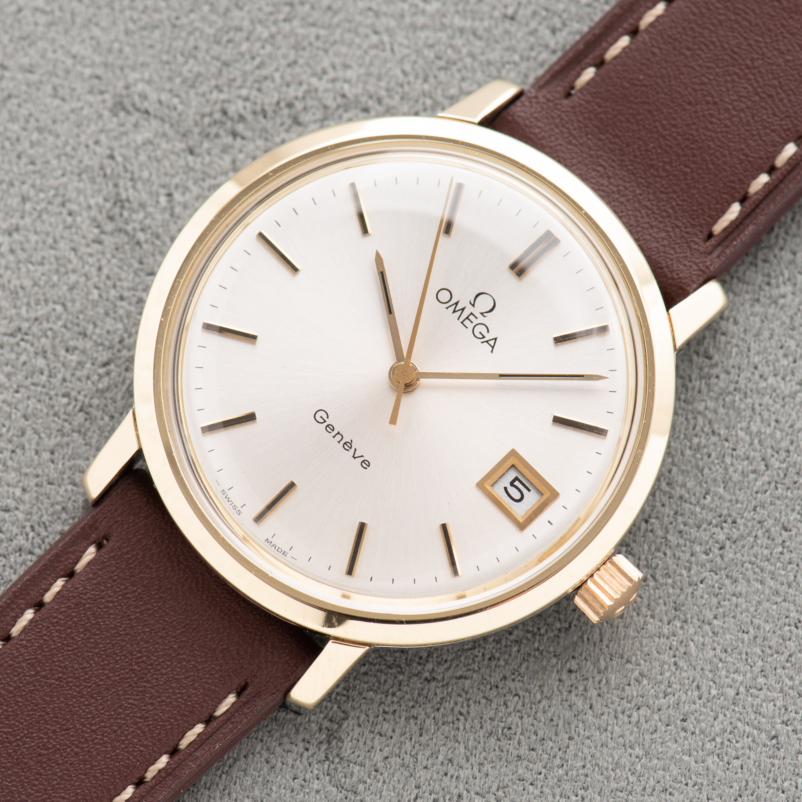 View of Omega Genève Date Gold/Steel Rare Monobloc Réf 136.9020 from 1975