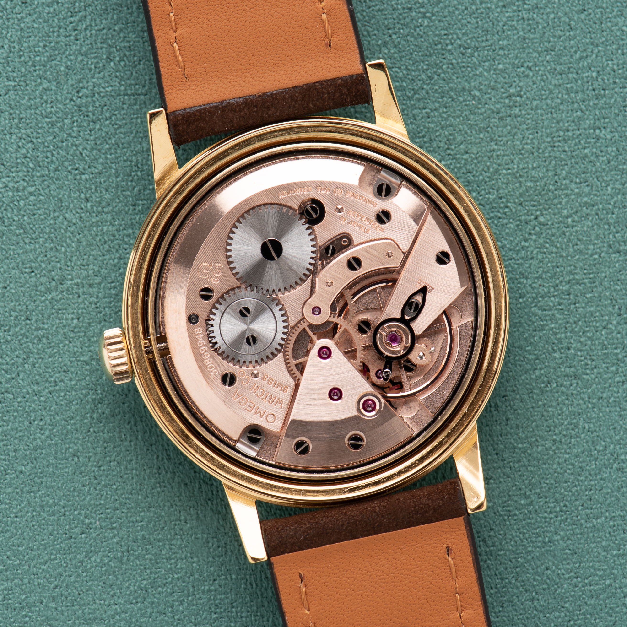 Zicht op Omega Genève Gold dial Réf 135.070 from 1969