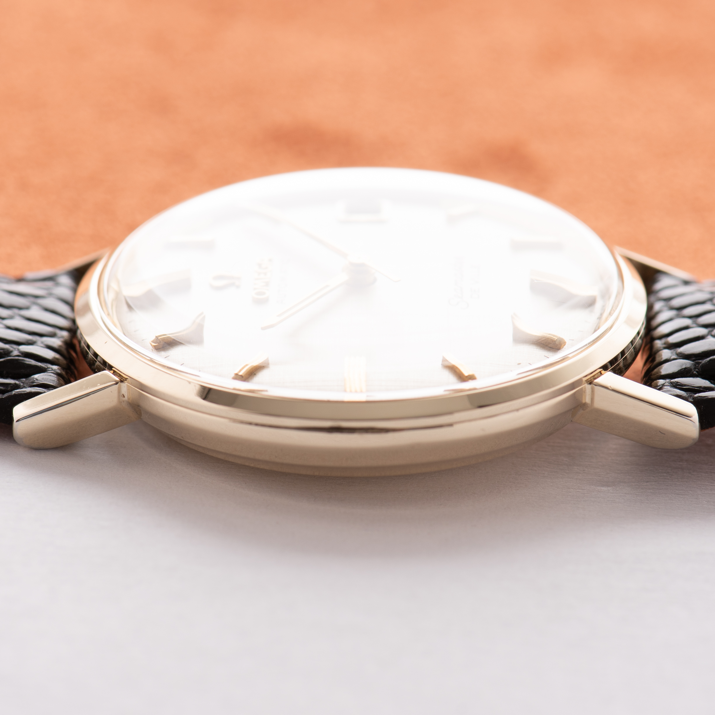 Vue de Omega Seamaster De Ville Automatic Rare Linen Dial 14K Gold Filled Réf 166.020