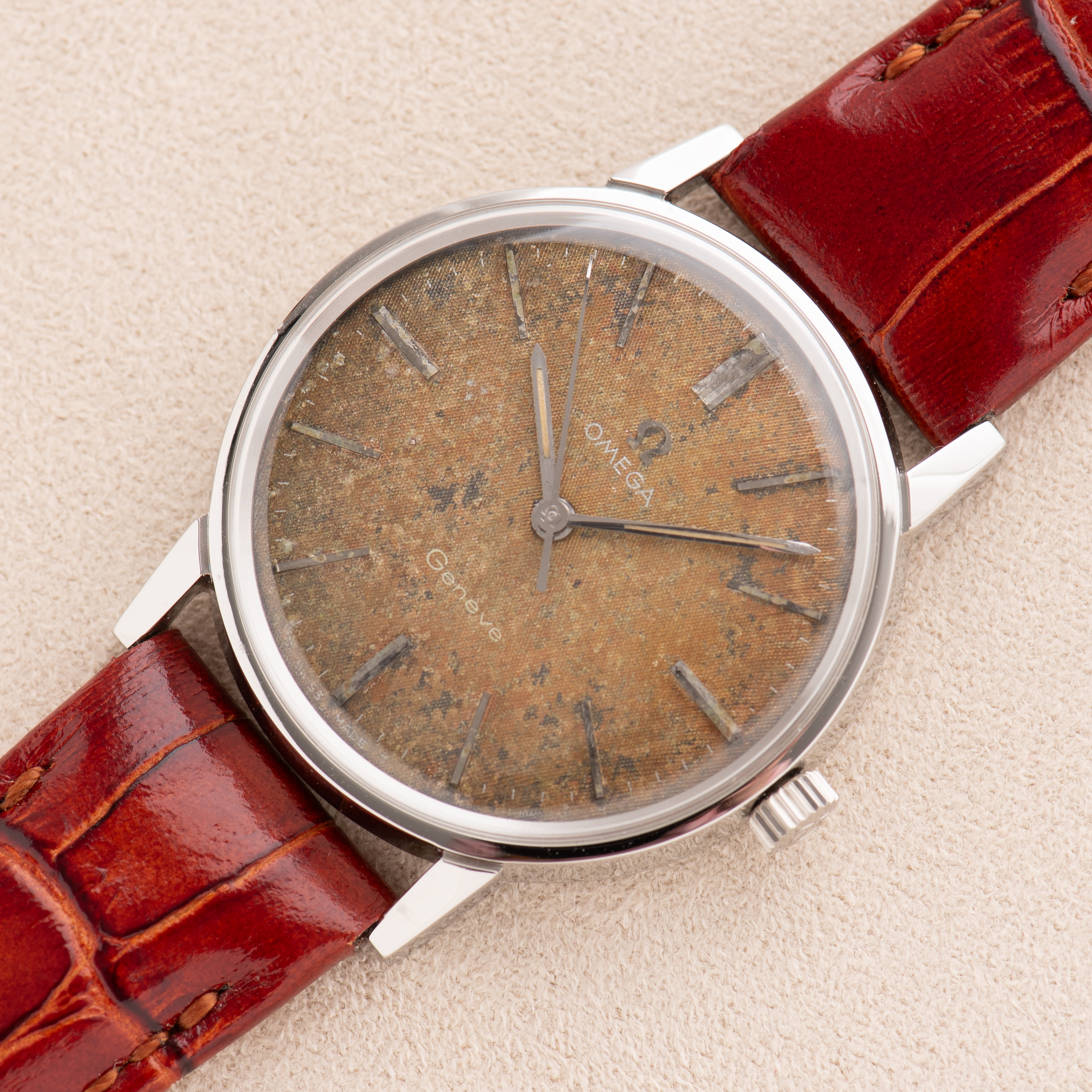 Zicht op Omega Genève Linnen Patina Dial cal 600 ref 135.011 uit 1962