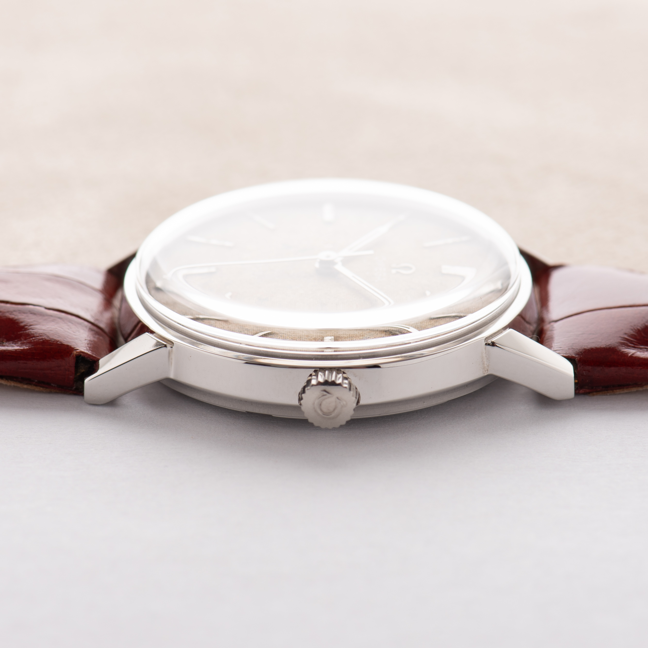 Zicht op Omega Genève Linnen Patina Dial cal 600 ref 135.011 uit 1962