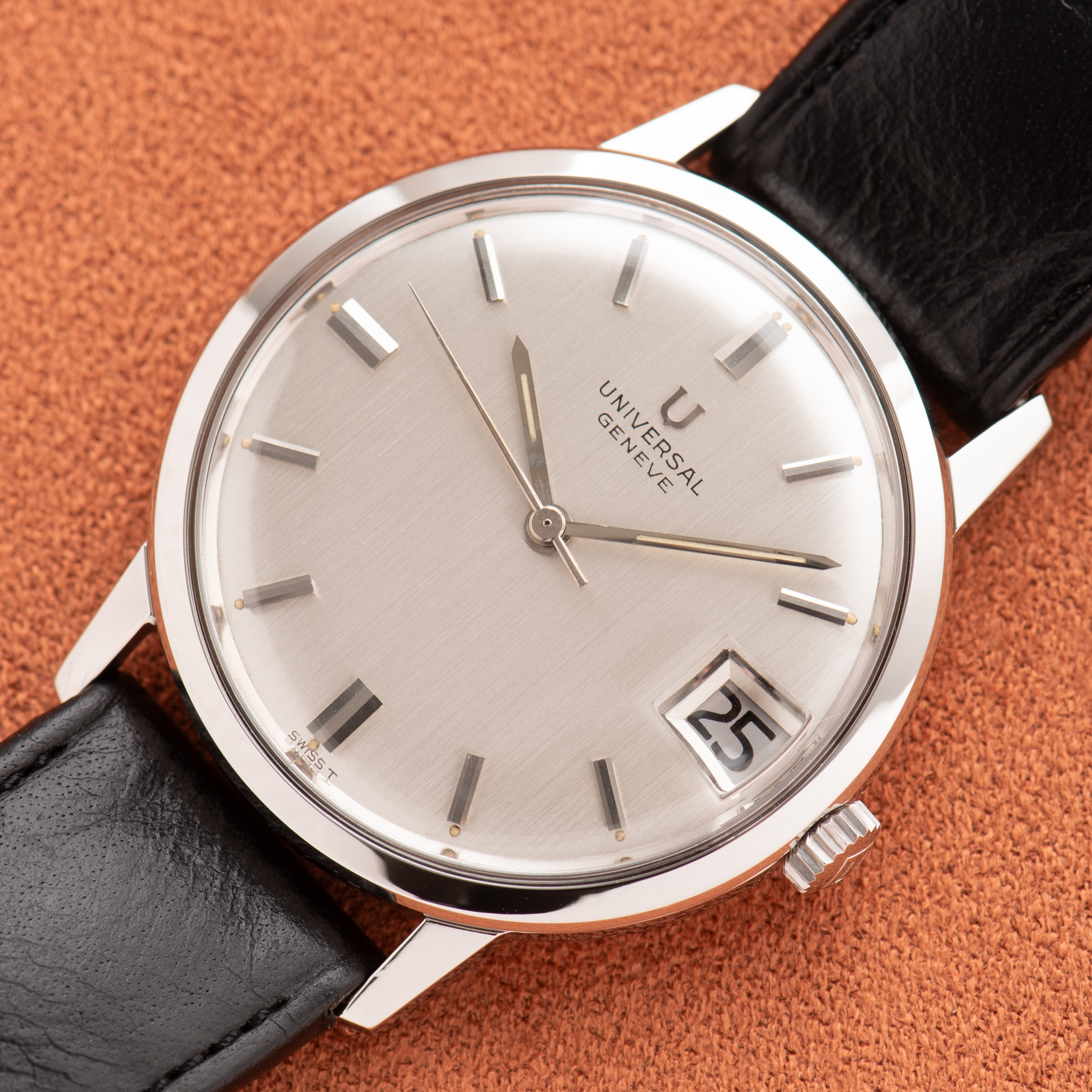 Vue de Universal Geneve Mécanique Date Silver Dial NOS réf 857100/02