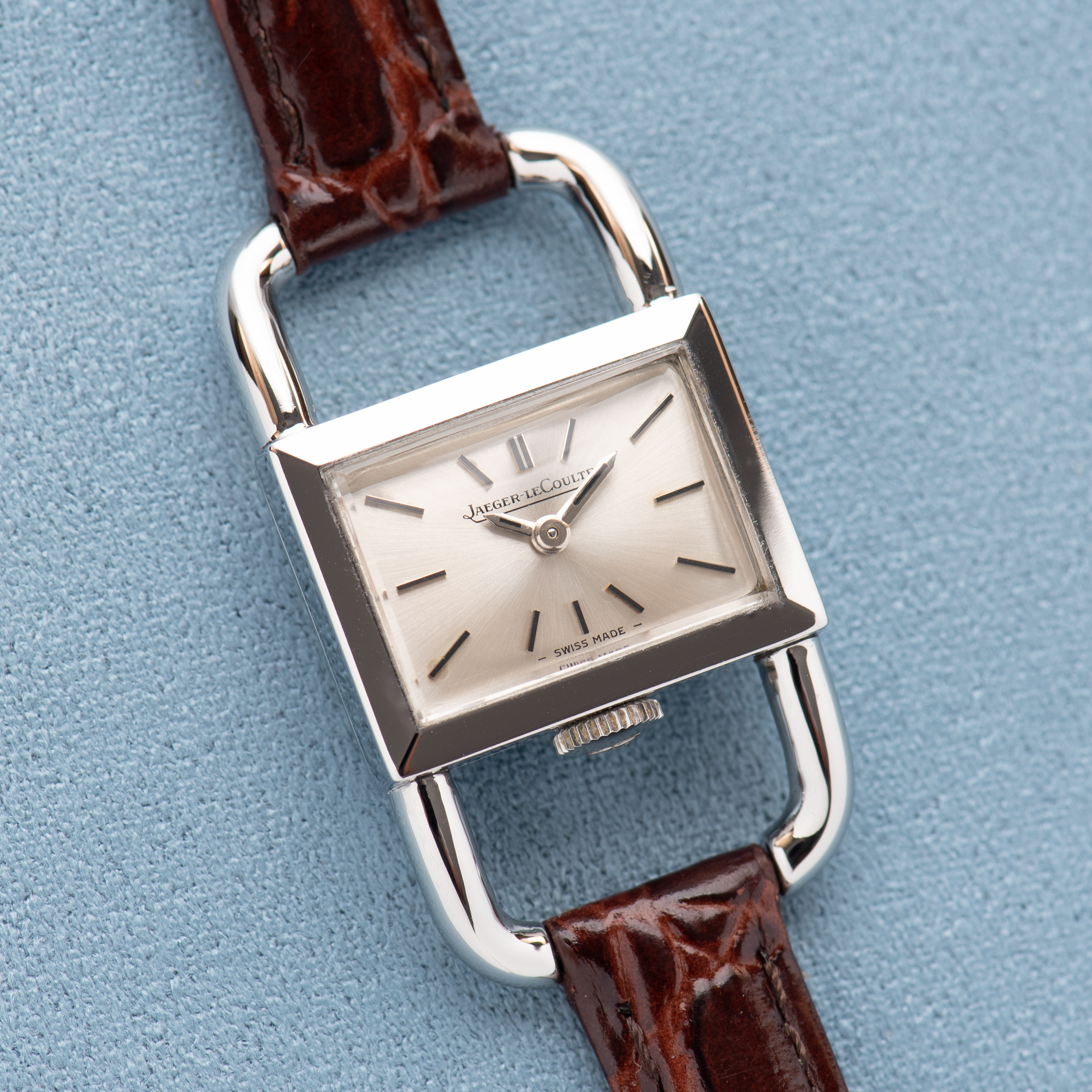Vue de Jaeger-LeCoultre Etrier Lucchetto for Hermès Silver Dial Réf 1670.42