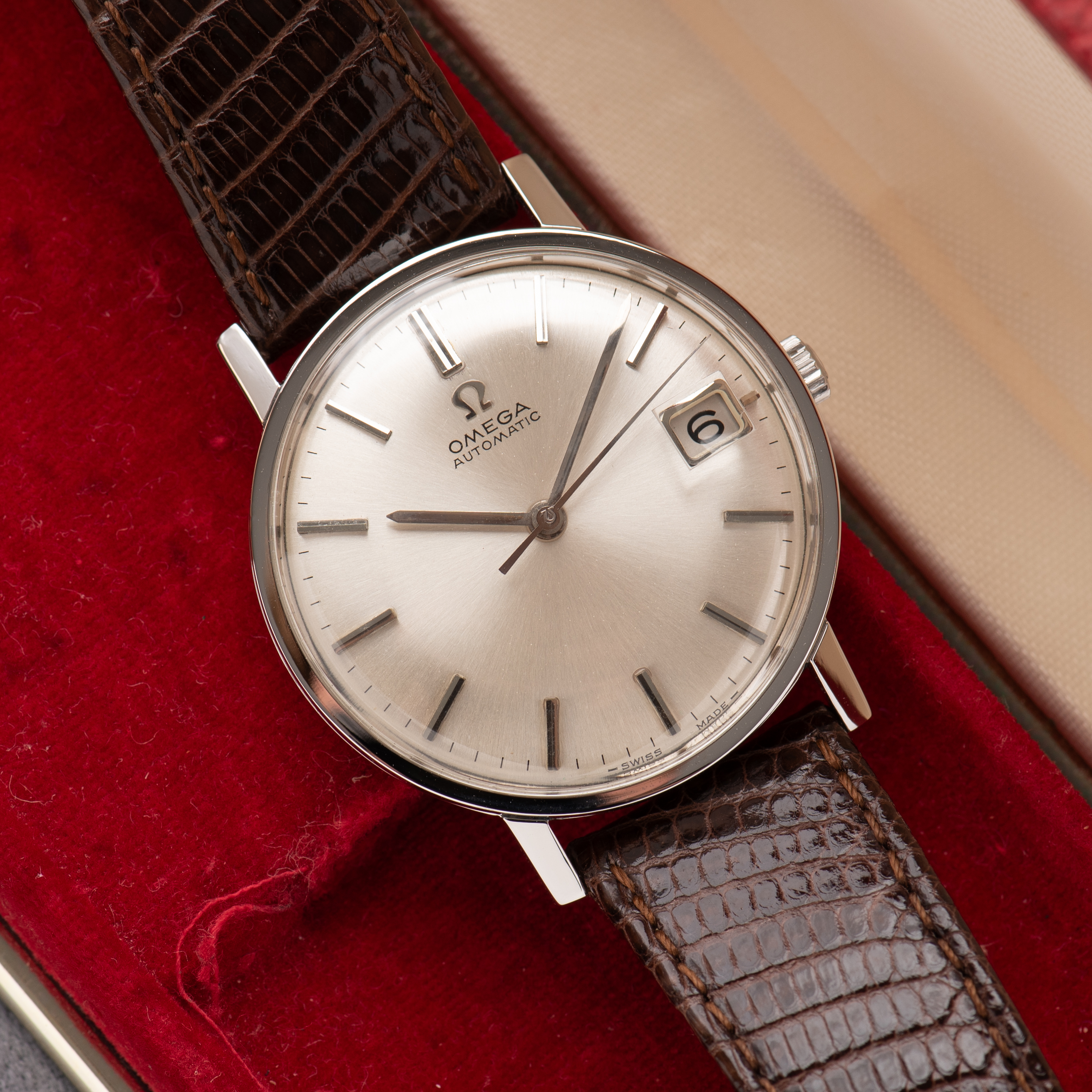 Vue de Omega Automatic Date Dress Watch – Réf. 162.009 – 1964