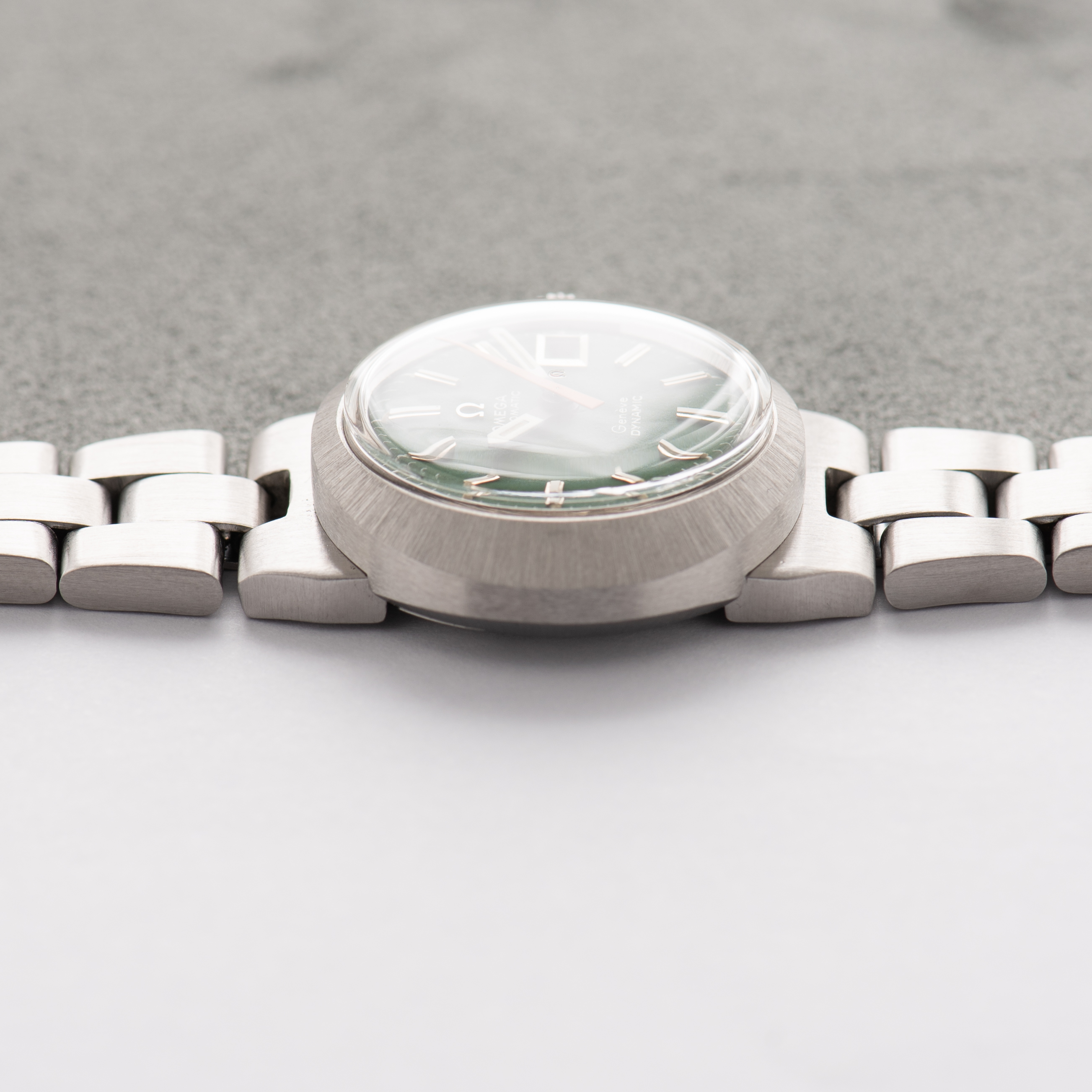 Zicht op Omega Automatic Genève Dynamic Date Green dial Réf 566.015 from 1969 Woman watch