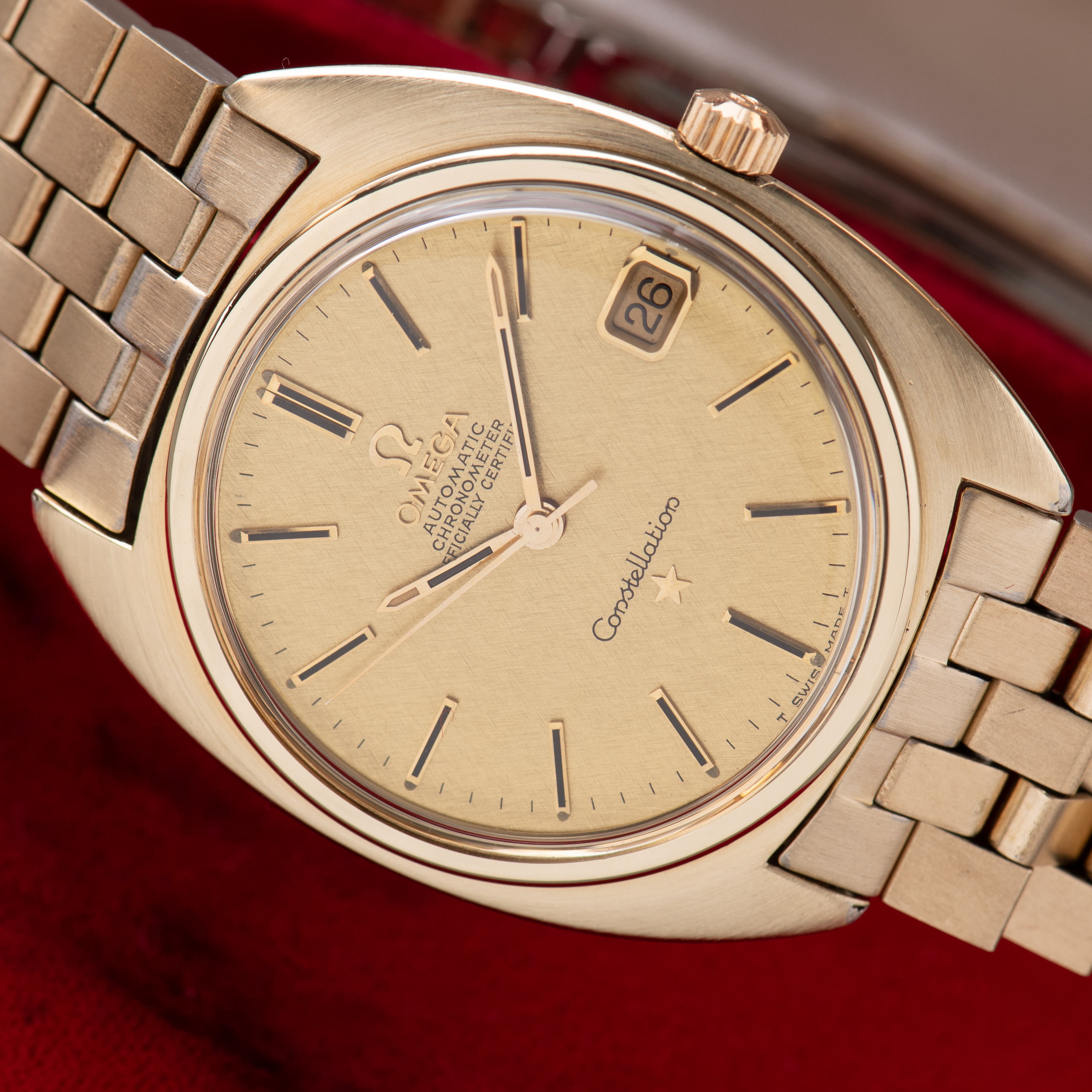 Zicht op Omega Constellation Chronometer C-shape 14K Gold Capped from 1968 Réf 168.017SP