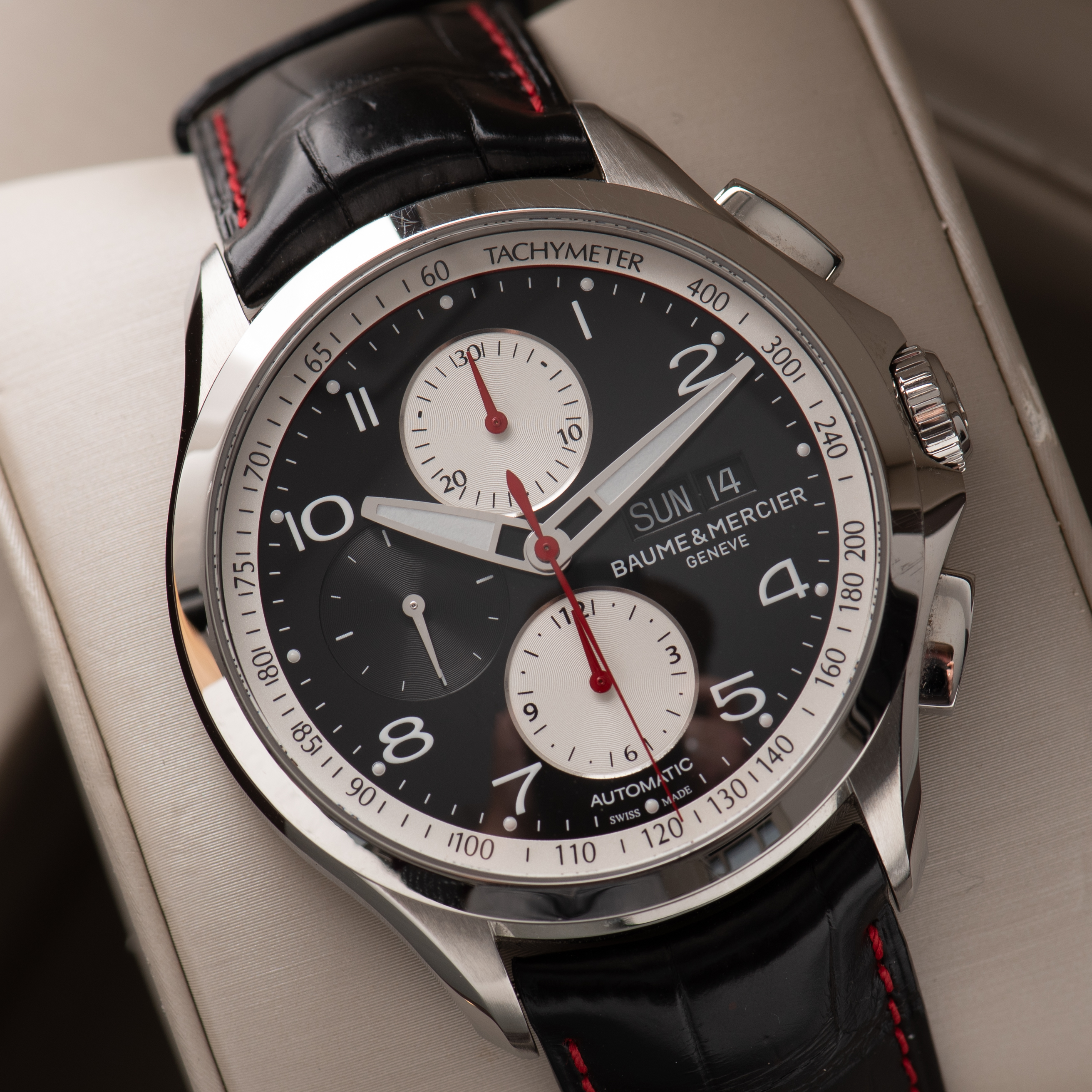 Zicht op Baume & Mercier Genève Clifton Racing Club Chronographe réf M0A10372 Full Set
