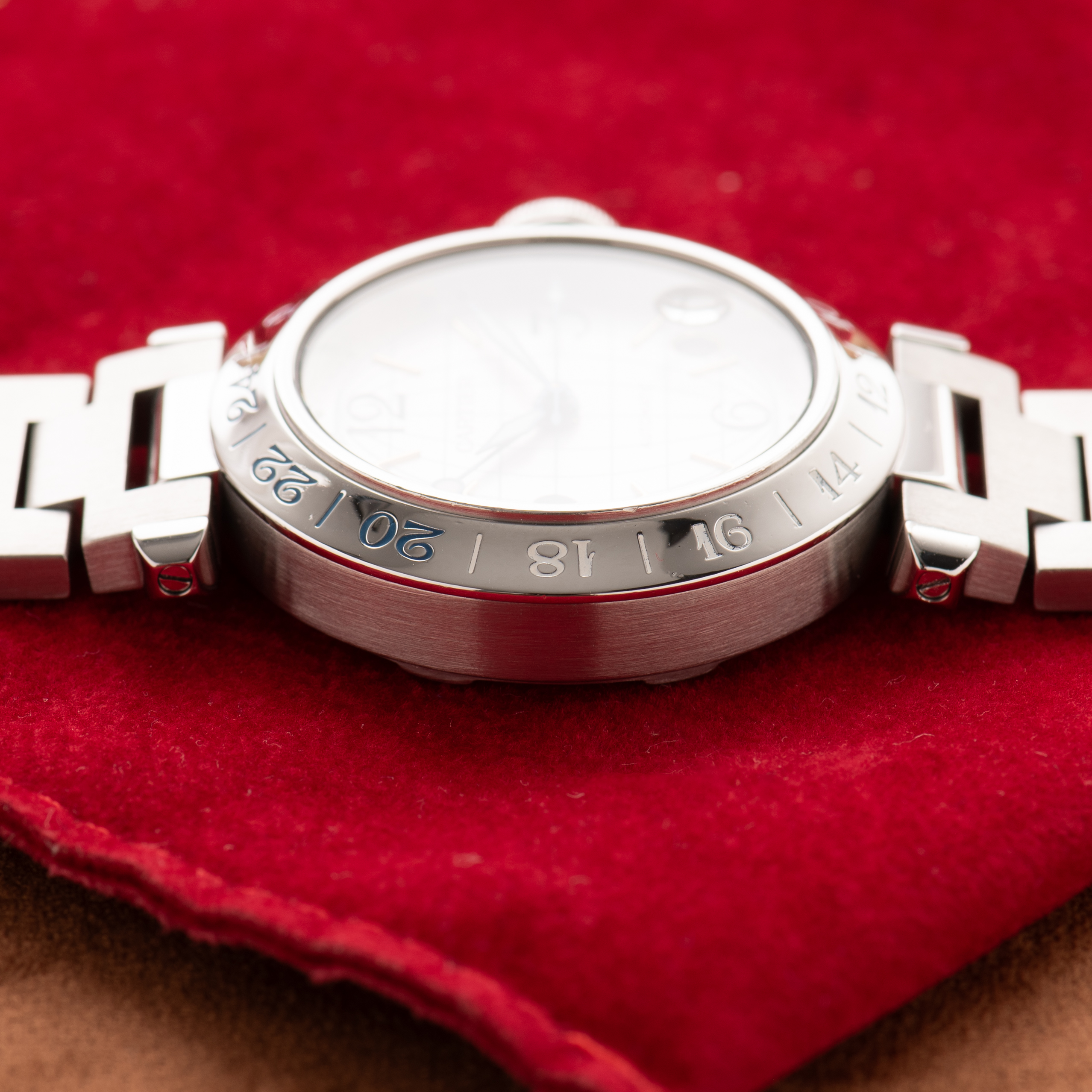 Zicht op Cartier Pasha Automatic GMT réf 2377