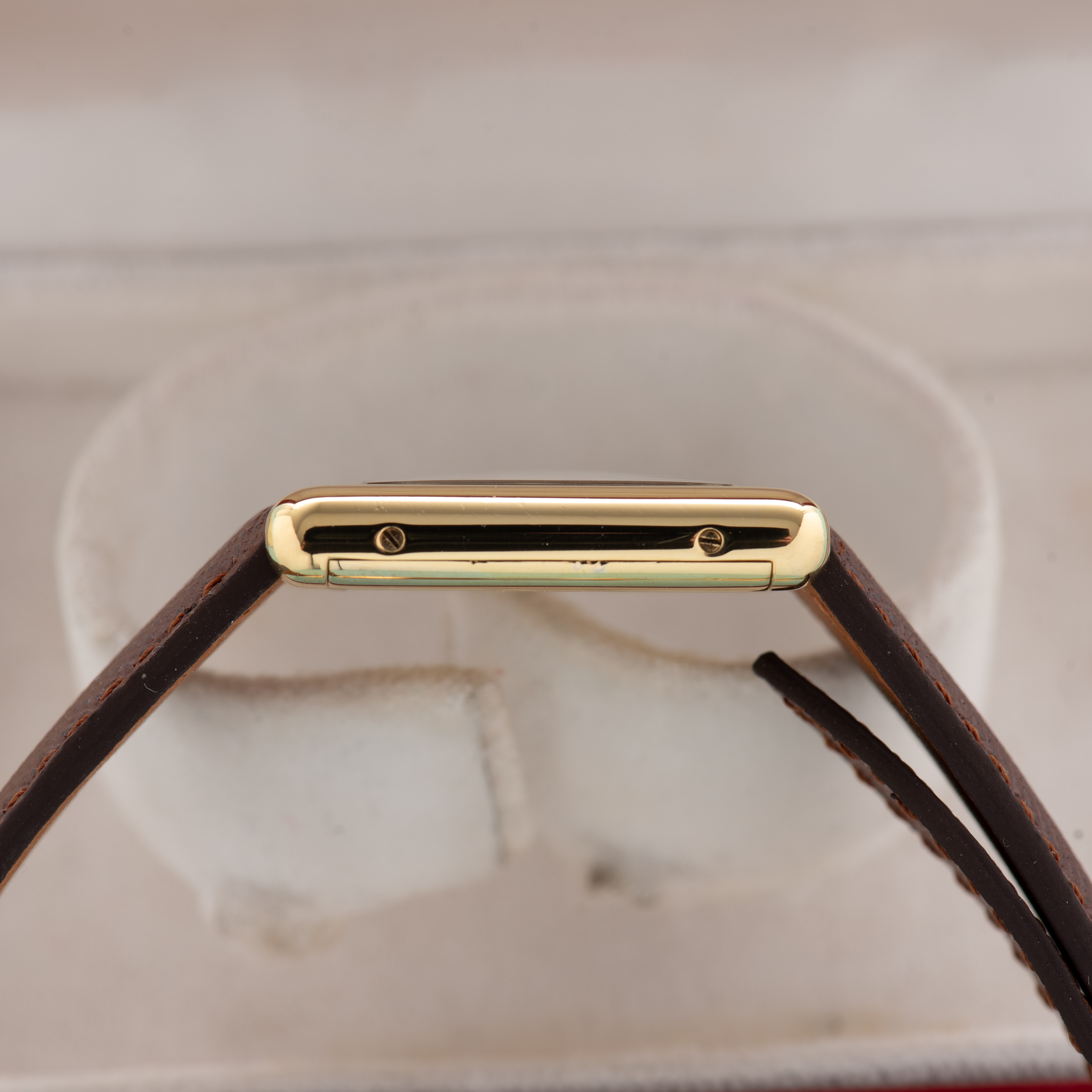 Zicht op Cartier Tank De Must Vermeil Grand Model Black Full Set from 1977