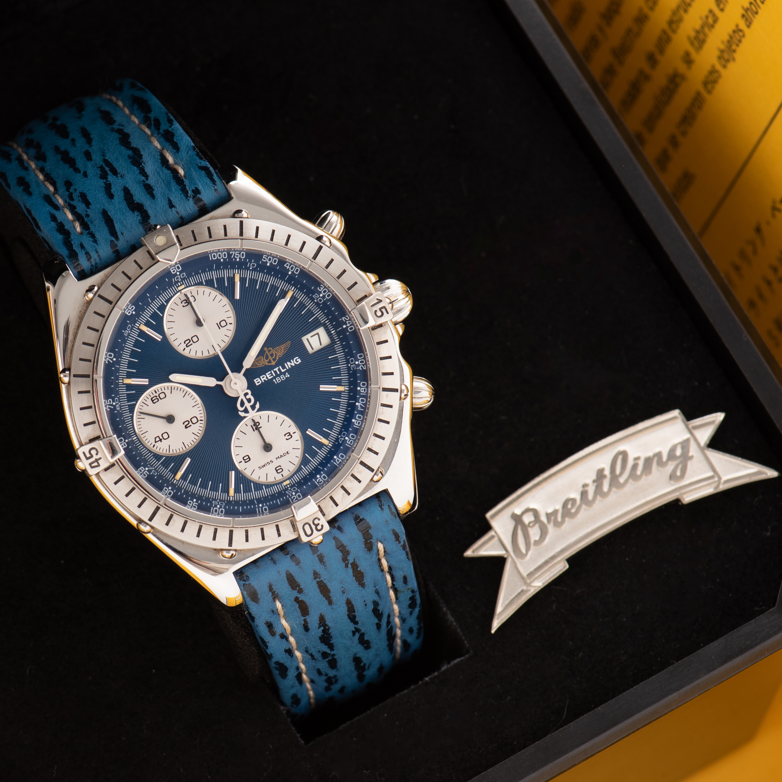 Vue de Breitling Chronomat 1884 Chronograph Blue dial Réf A13047 New Old Stock Full Set