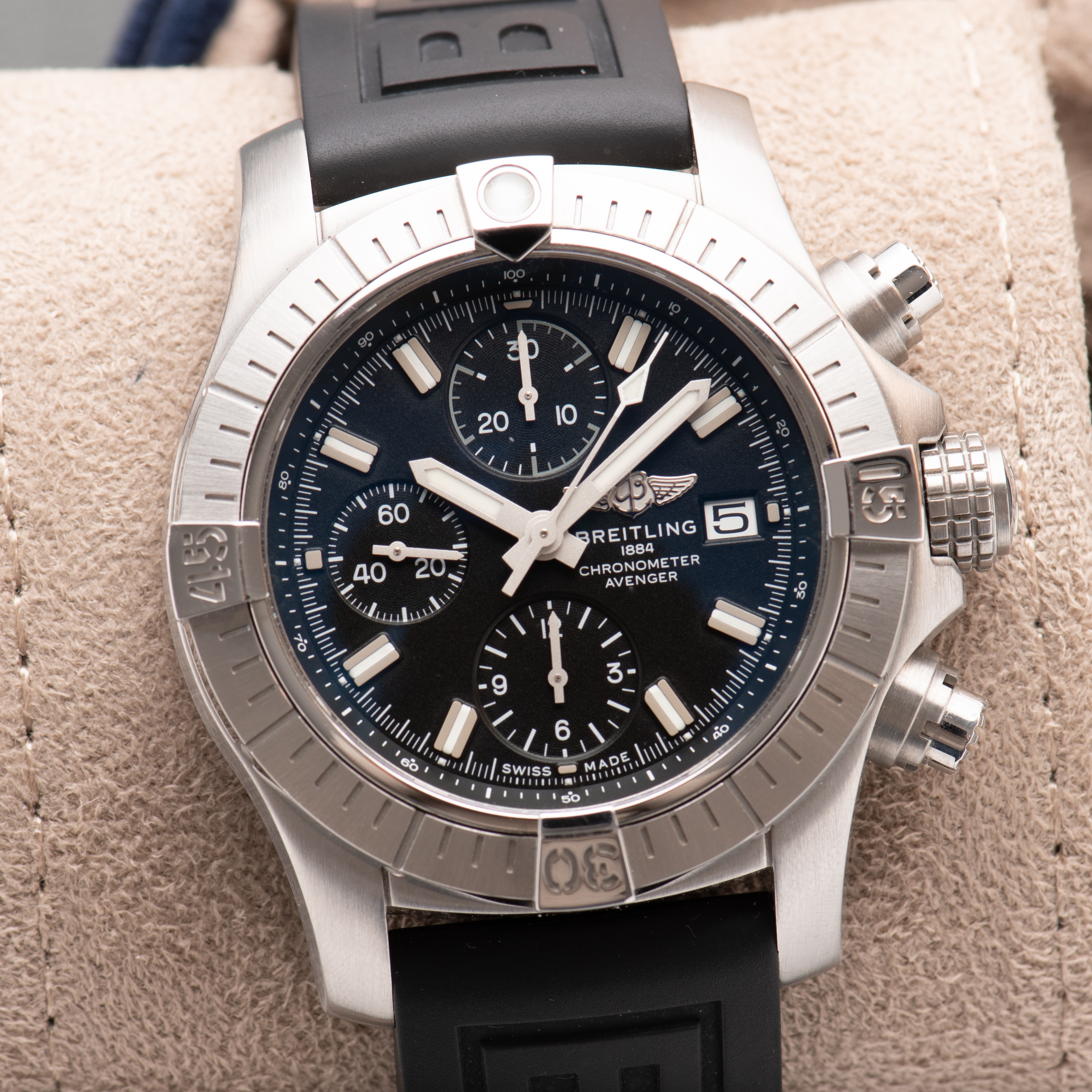 Zicht op Breitling Avenger Chronograph 43mm ref A13385 Volledige Set van 2024