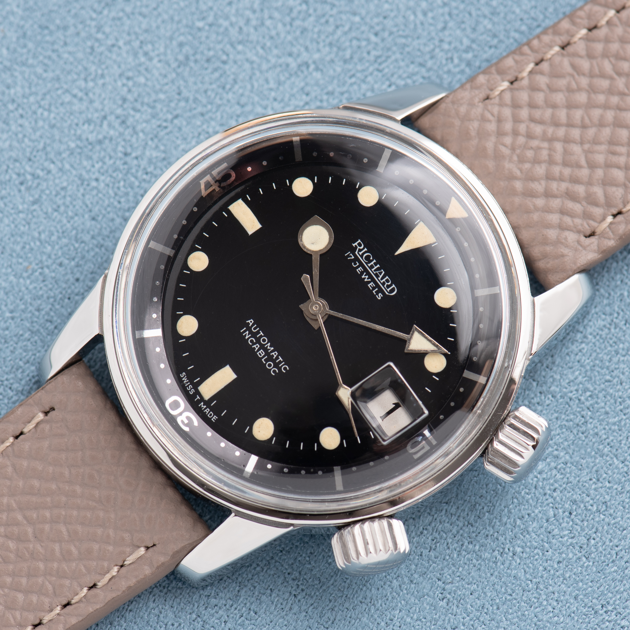 Zicht op Richard Super-Compresor Divers Black Gilt Dial Réf 8-65 from 1960