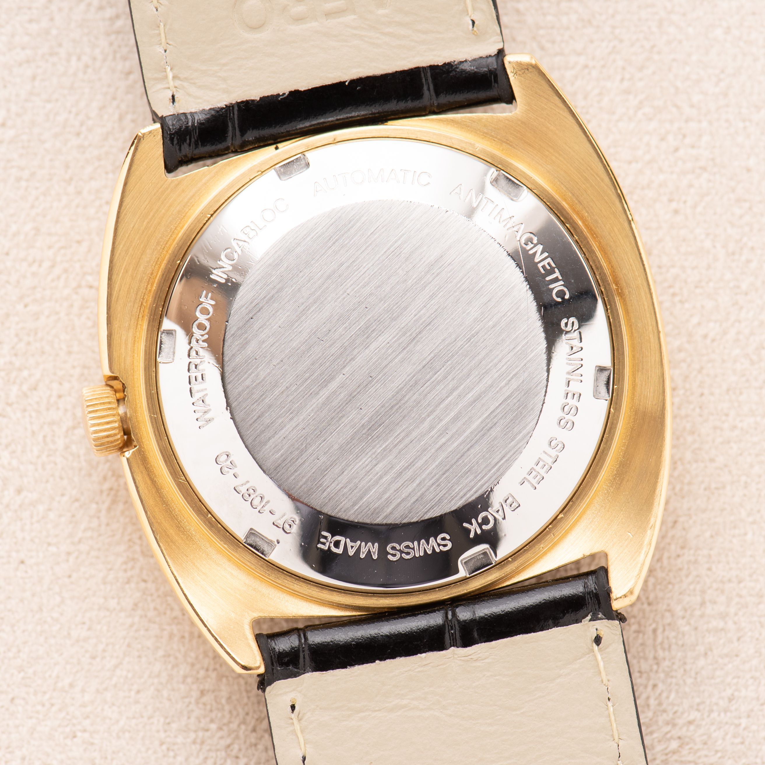 Zicht op Mondia Automatic Top Second GoldPlated from 1975