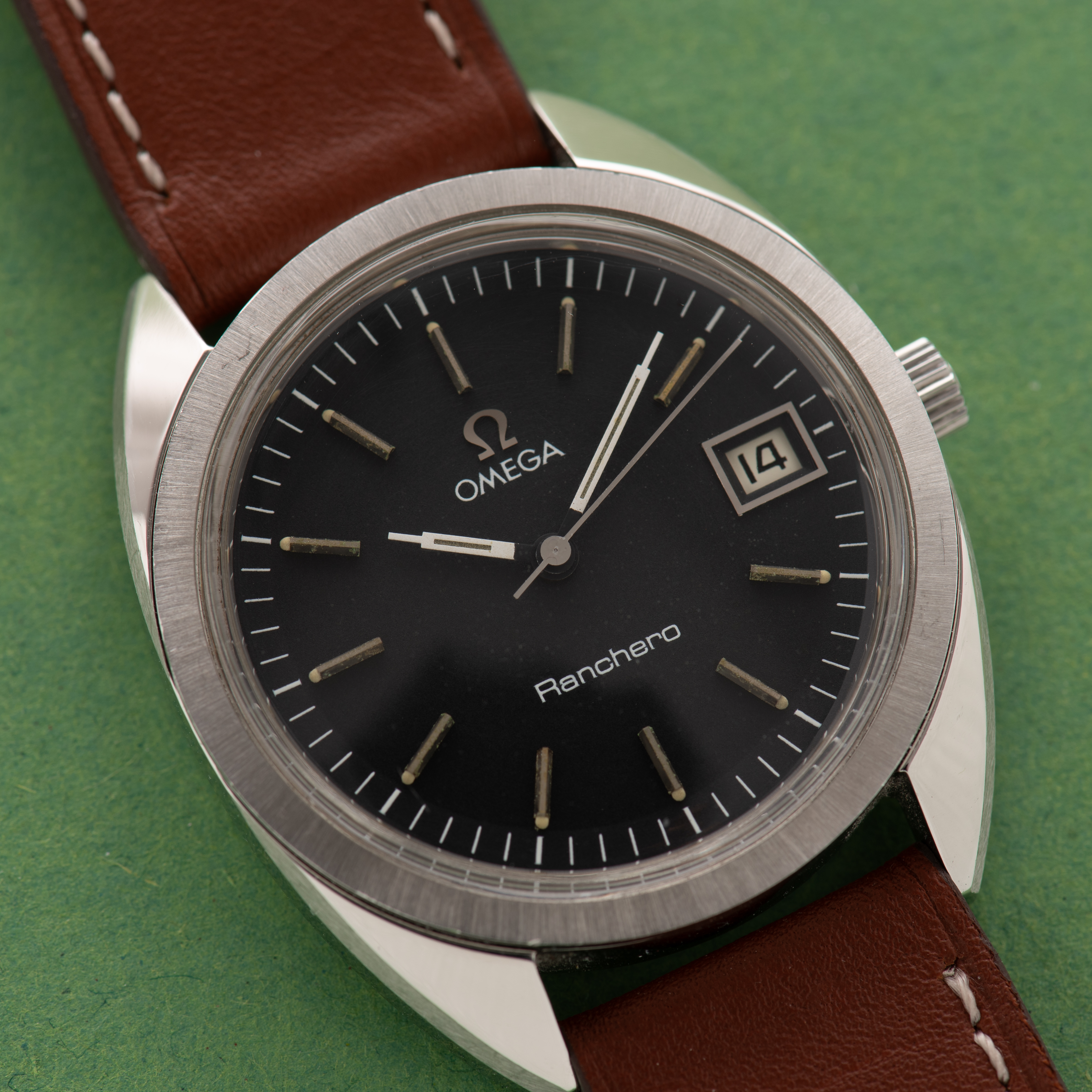 Zicht op Omega Ranchero Automatic Date "Belgian market" black dial réf 136.0106 from 1974