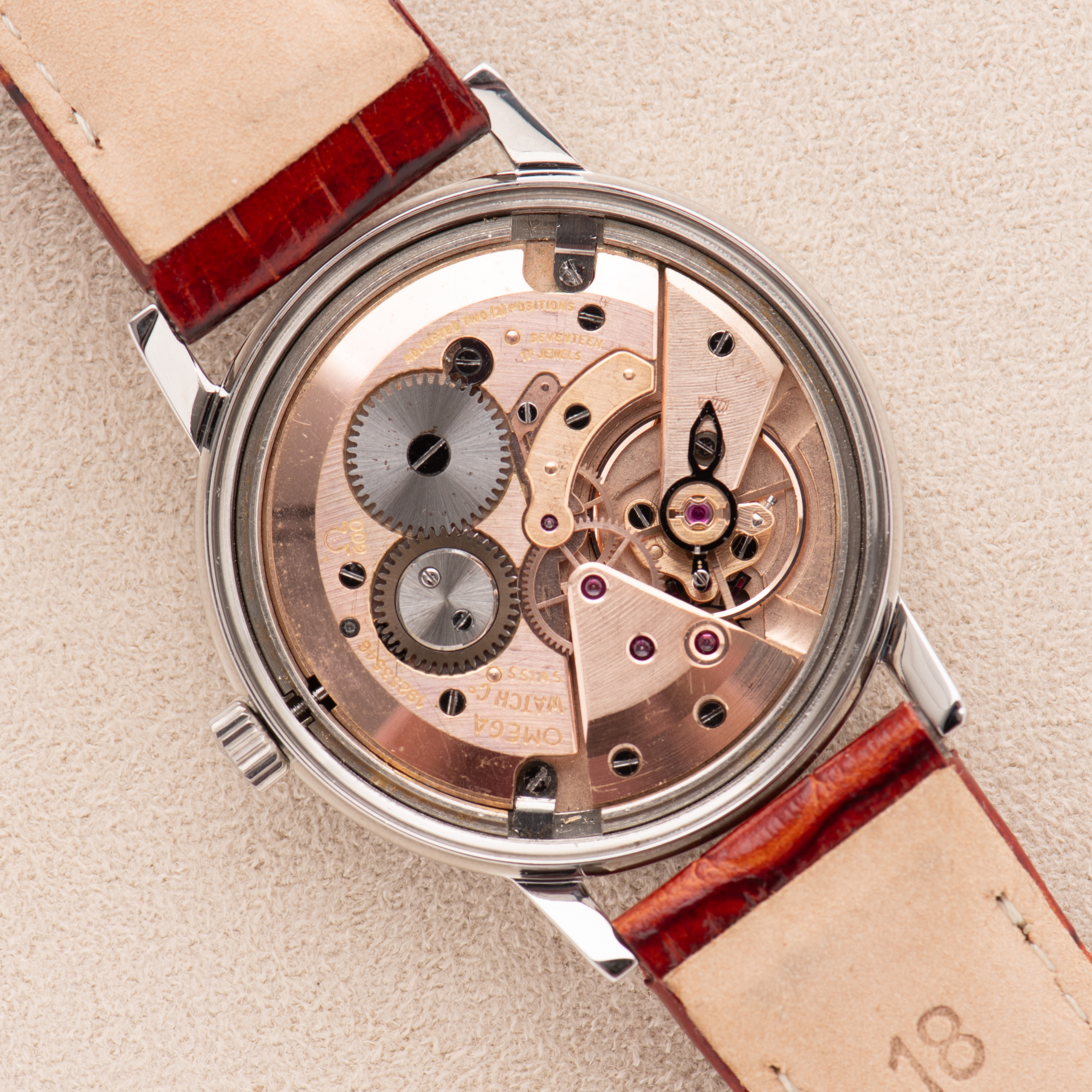 Zicht op Omega Genève Linnen Patina Dial cal 600 ref 135.011 uit 1962