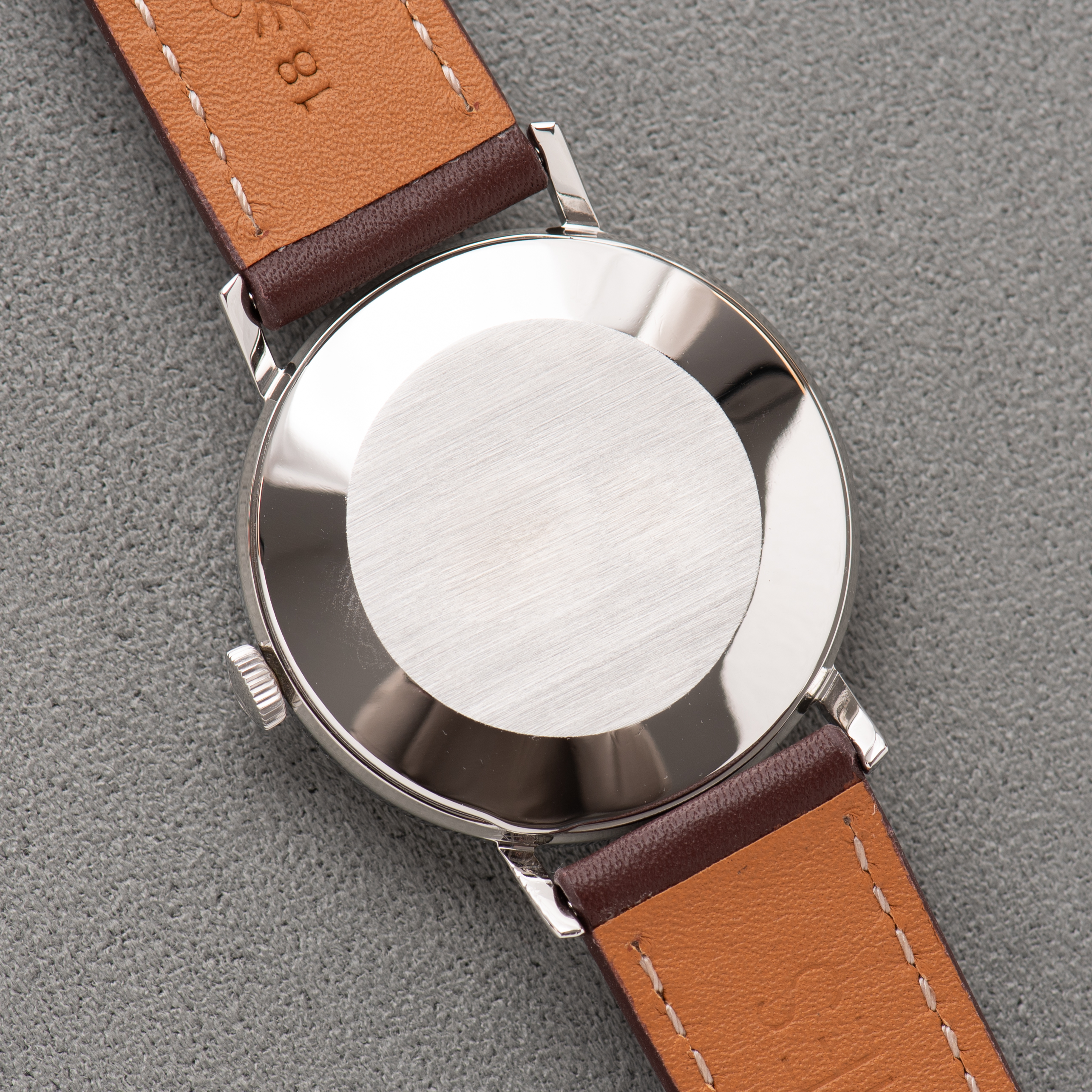 Vue de IWC International Watch Co Schaffhausen Automatic Silver Dial cal 8541 réf R818A
