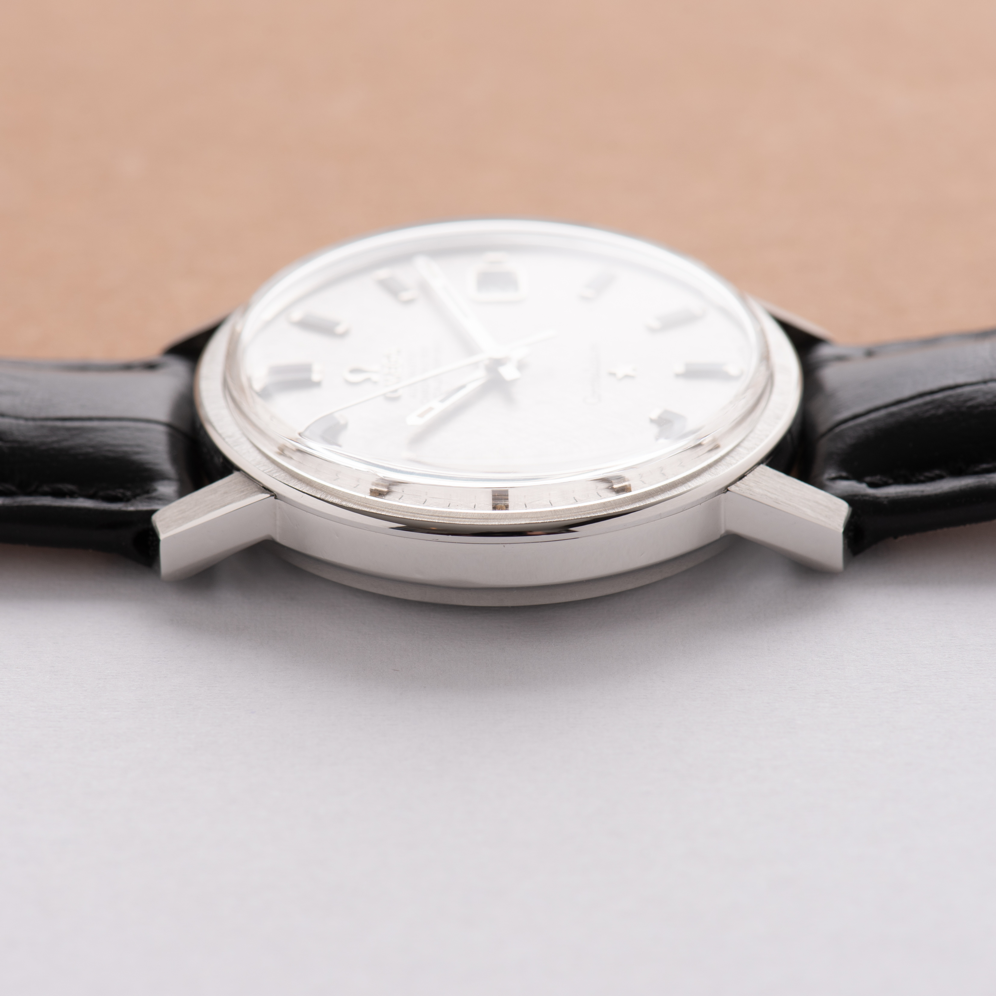 Zicht op Omega Automatic Chronometer Constellation réf 168.018 Tapisserie Dial Silver