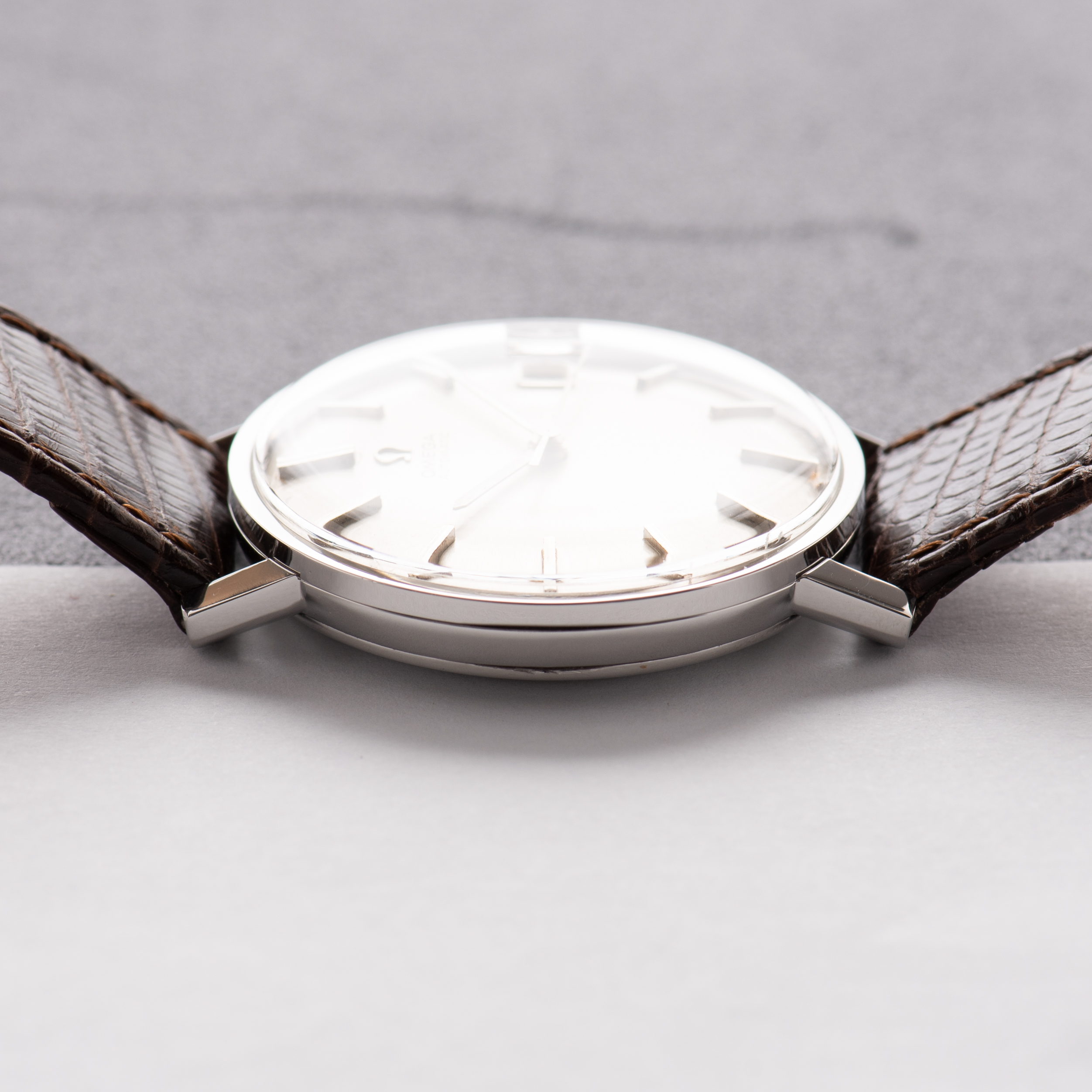 Vue de Omega Automatic Date Dress Watch – Réf. 162.009 – 1964