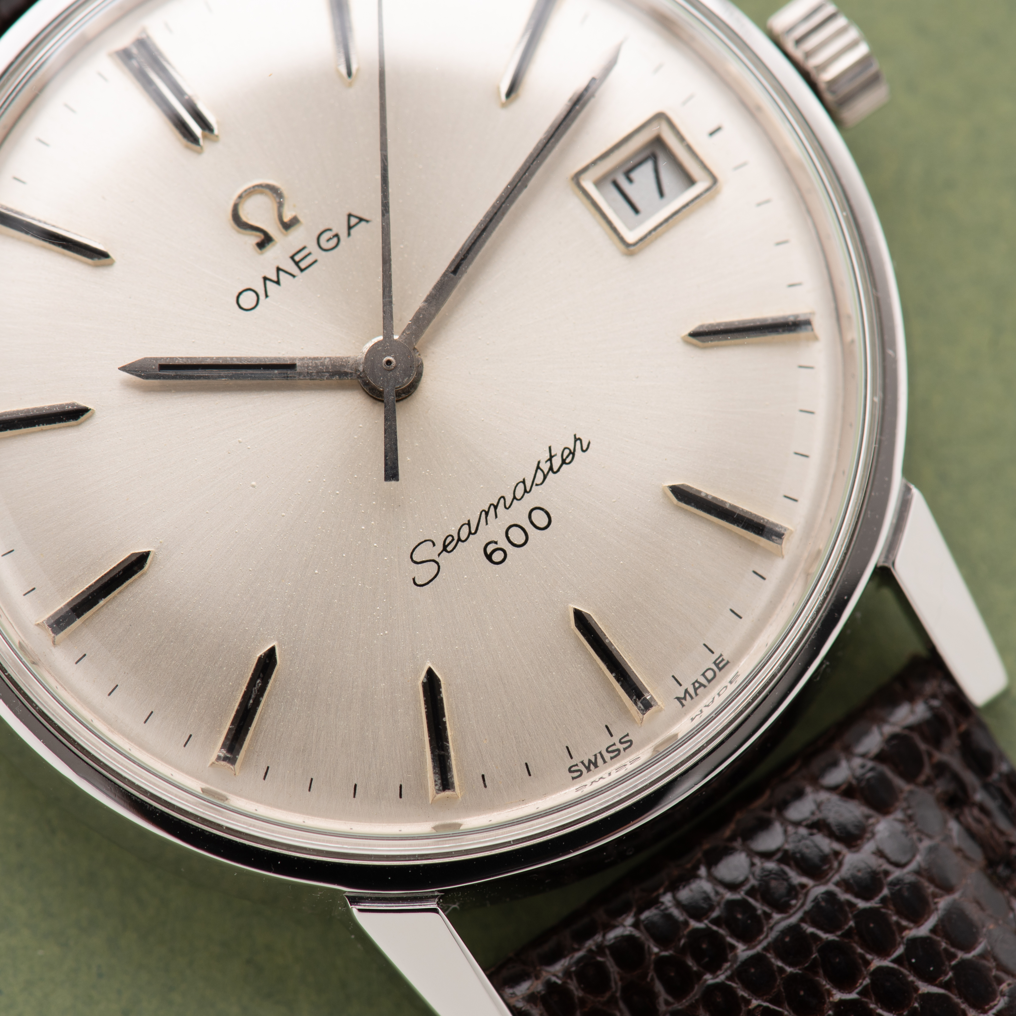 Vue de Omega Seamaster 600 date from 1966 réf 136.011