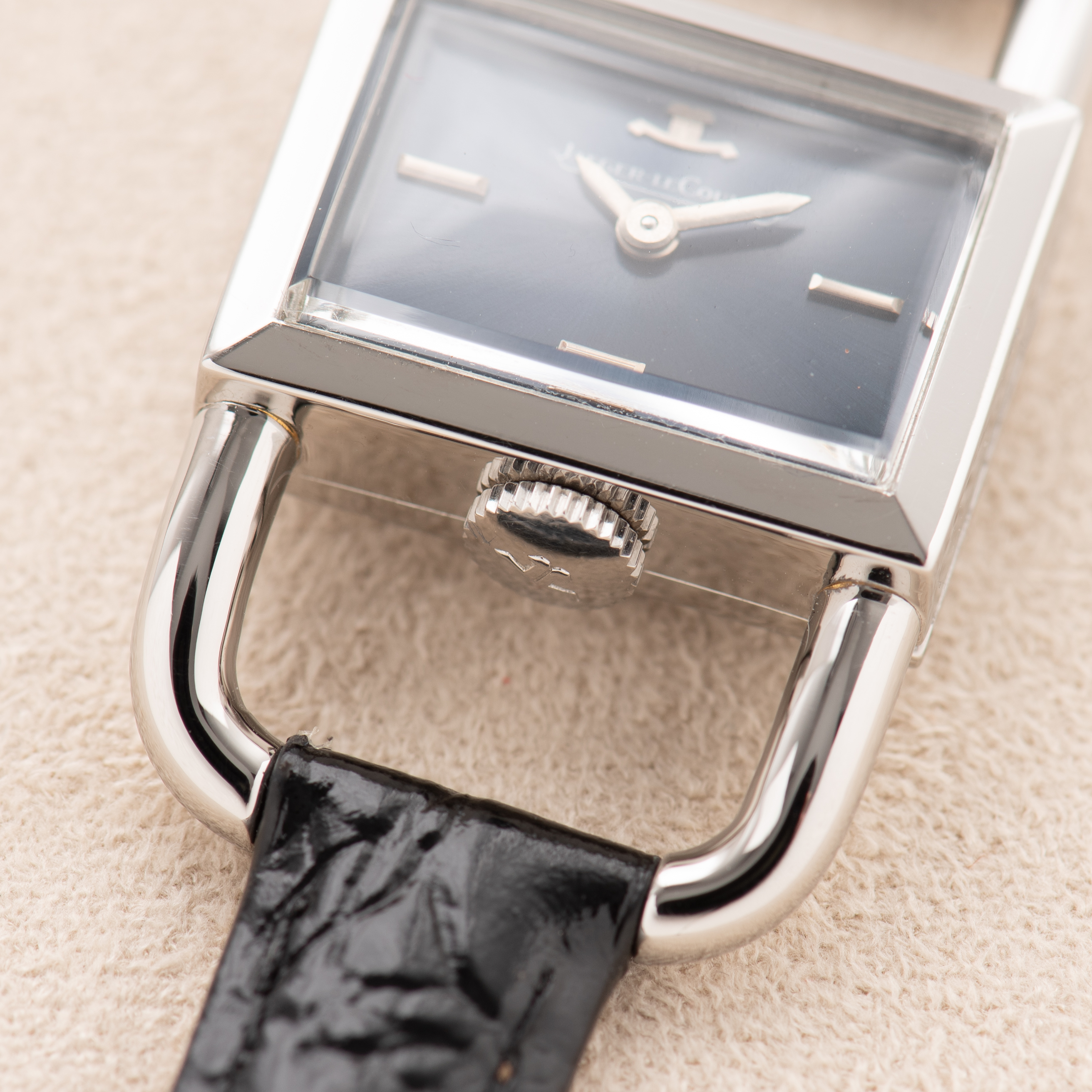 Zicht op Jaeger-LeCoultre Etrier Lucchetto for Hermès Blue Dial Réf 1670.42