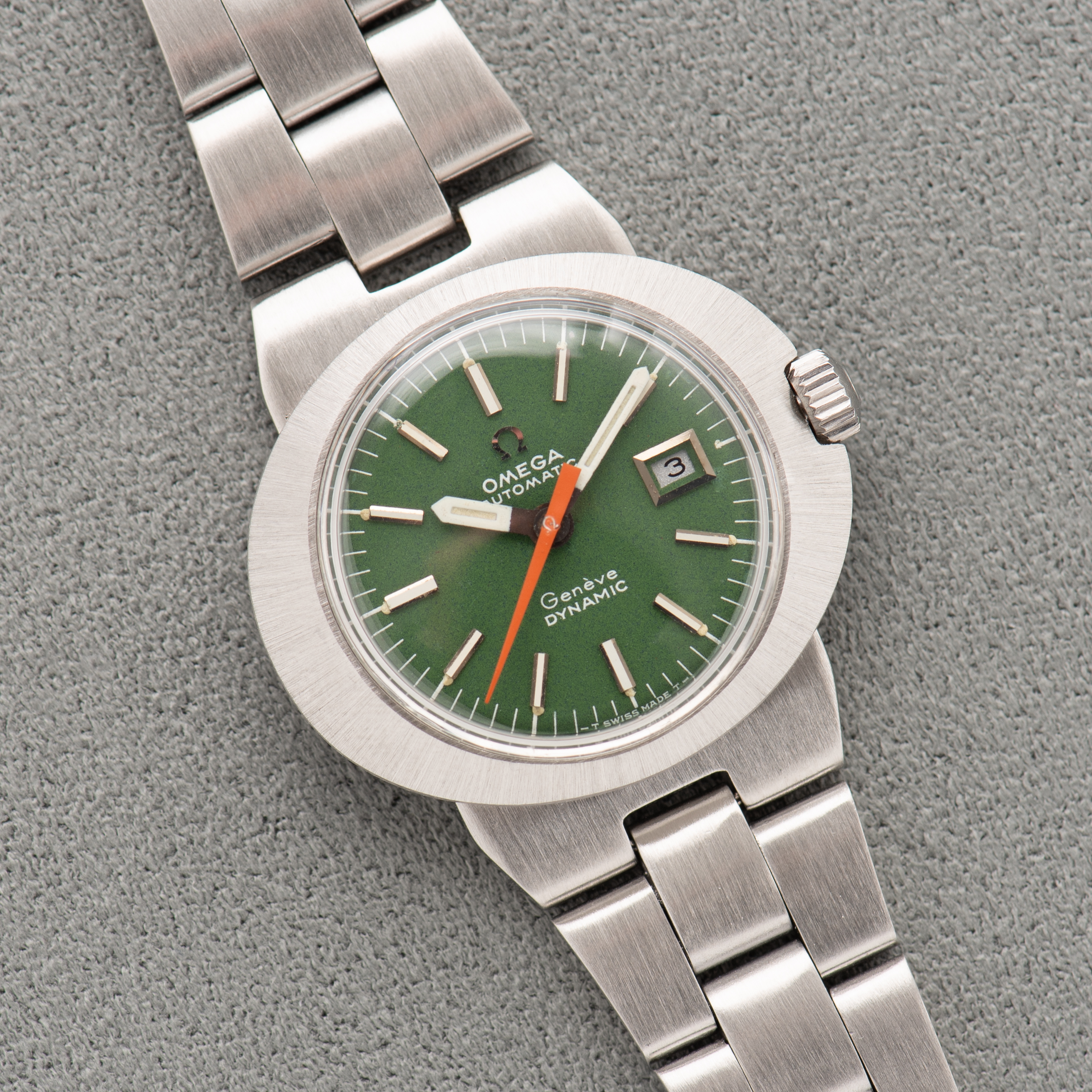 Zicht op Omega Automatic Genève Dynamic Date Green dial Réf 566.015 from 1969 Woman watch