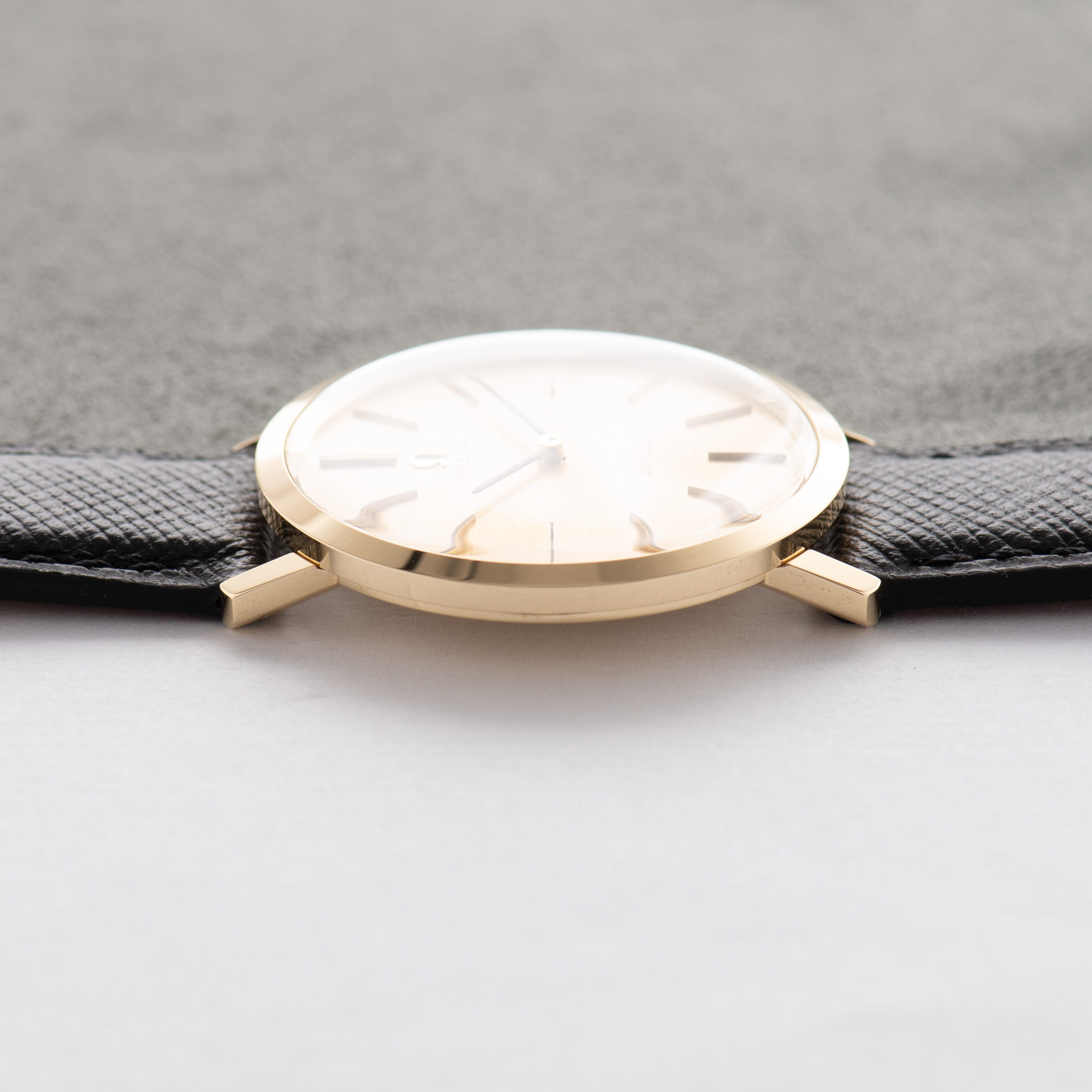 View of Omega De Ville Mécanique Gold 18k from 1970 Réf 111.067