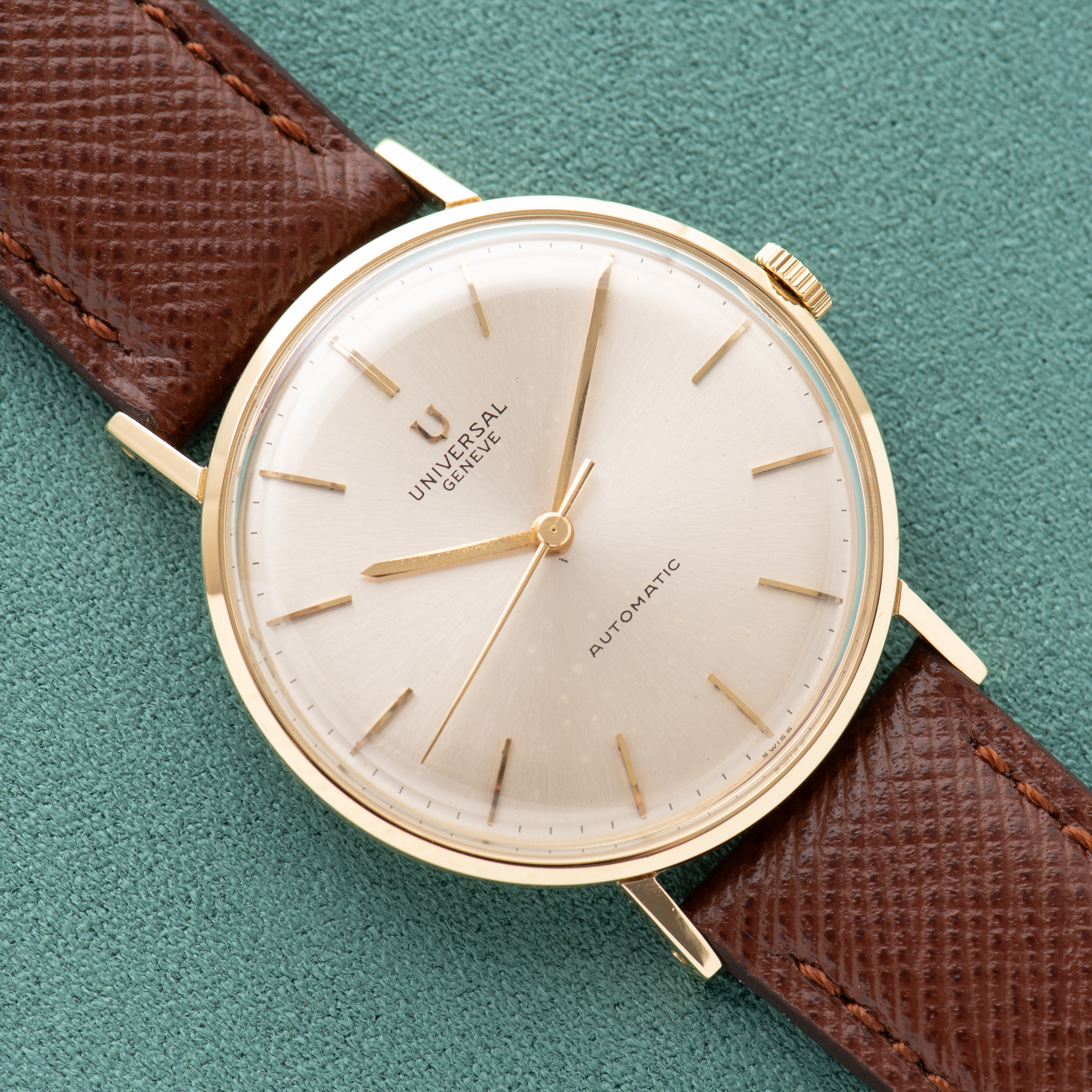 View of Universal Genève Automatic Micro-rotor cal 218-9 Gold 18K