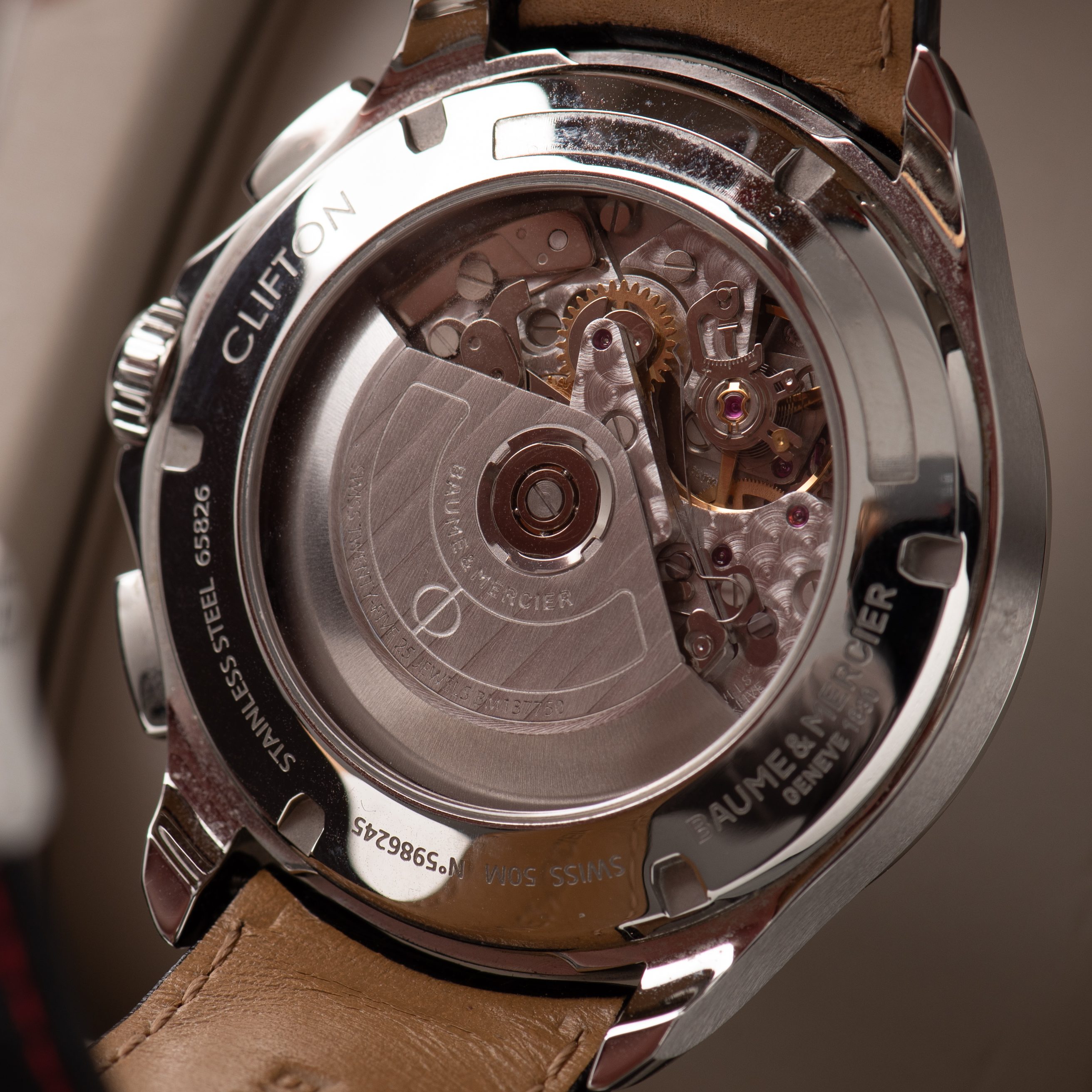 Zicht op Baume & Mercier Genève Clifton Racing Club Chronographe réf M0A10372 Full Set