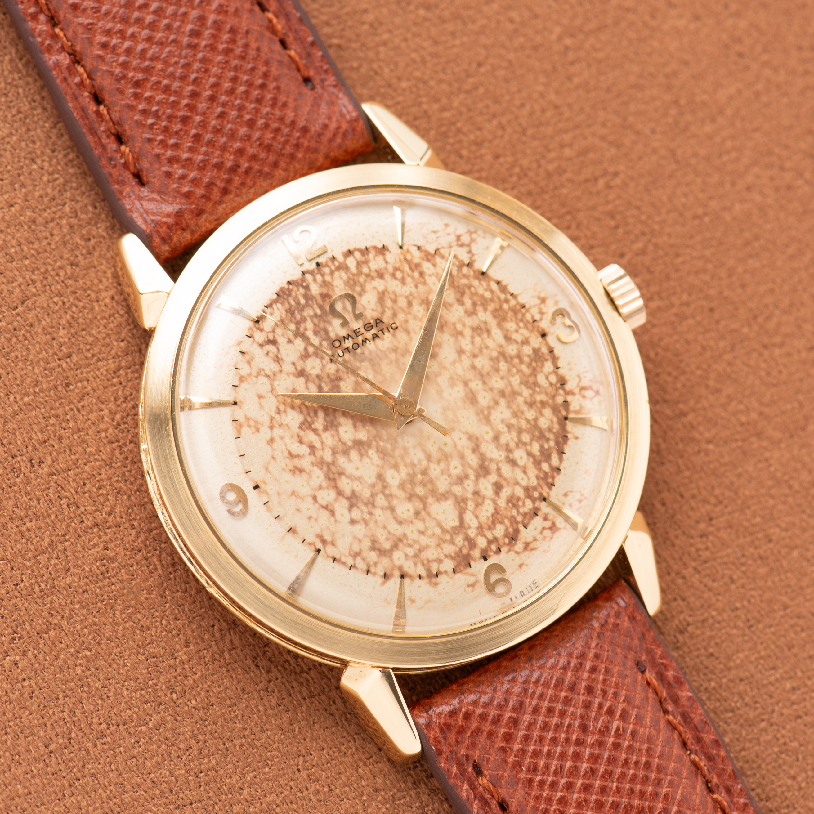 Vue de Omega Automatic Bumper Patina Dial Gold 18K Réf 2710 SC from 1954