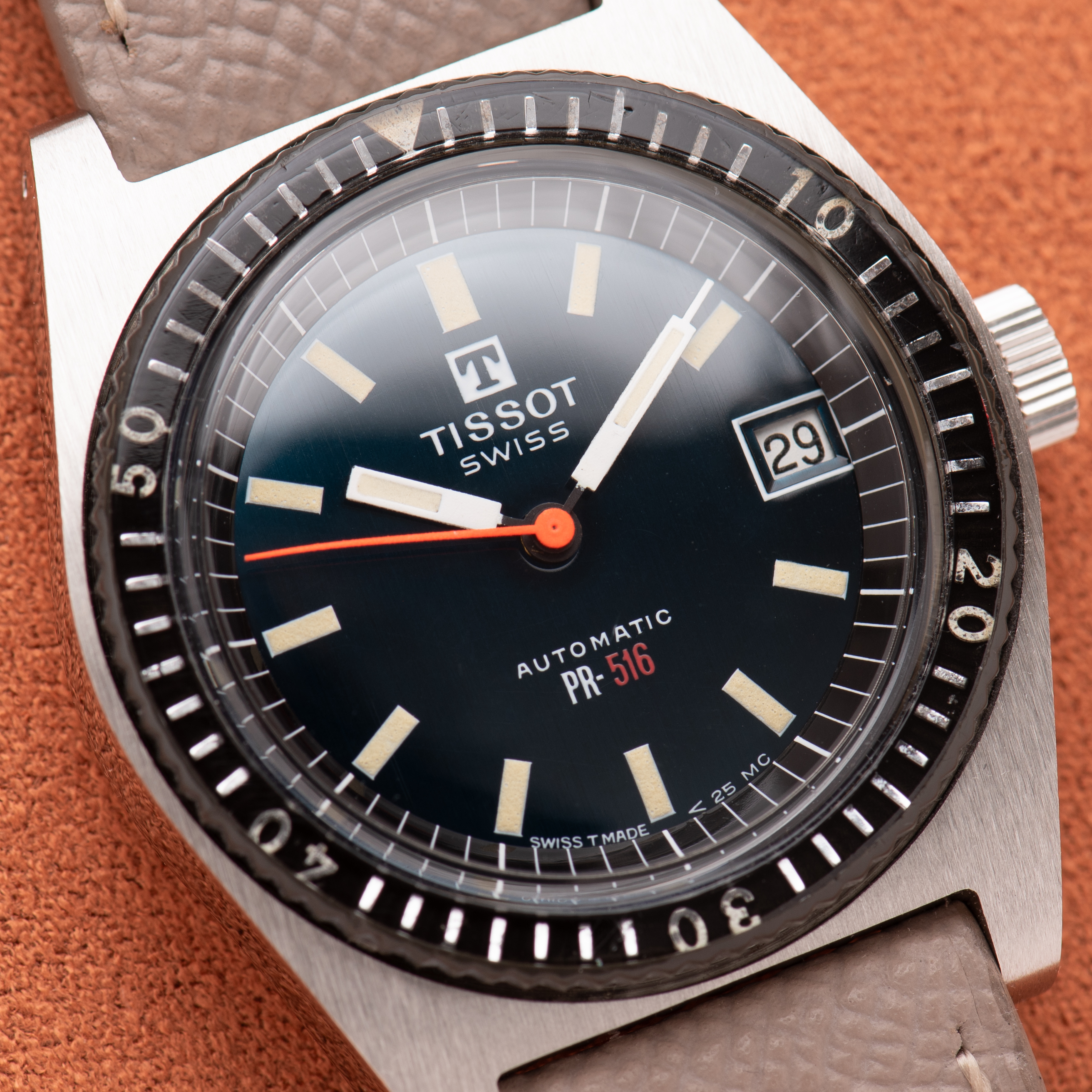 Zicht op Tissot Swiss Automatic PR516 RARE Roger Moore Edition ref 44622-7X