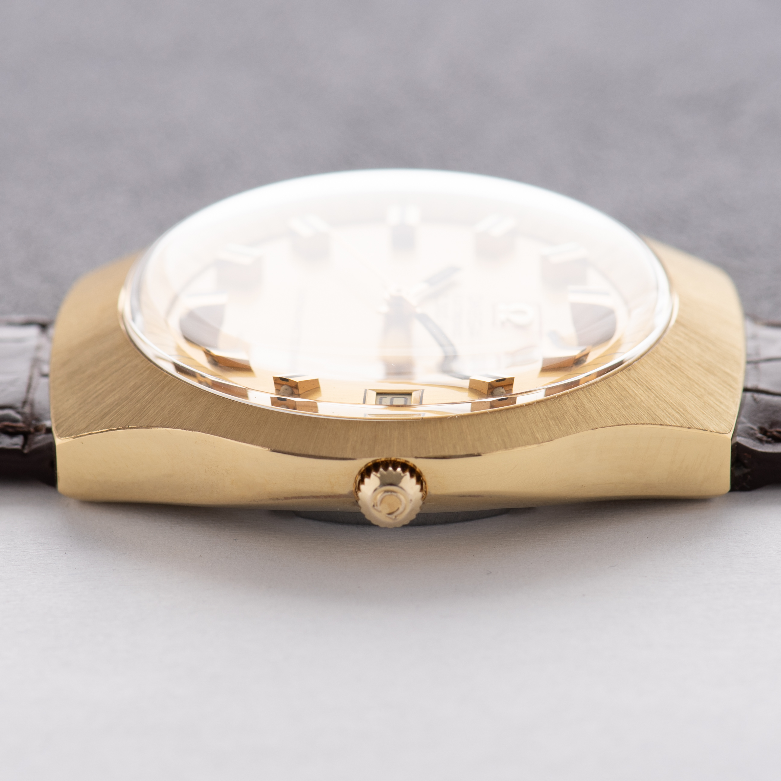 Zicht op Omega Electronic F300 Hz Chronometer Gouden wijzerplaat Ref 198.021