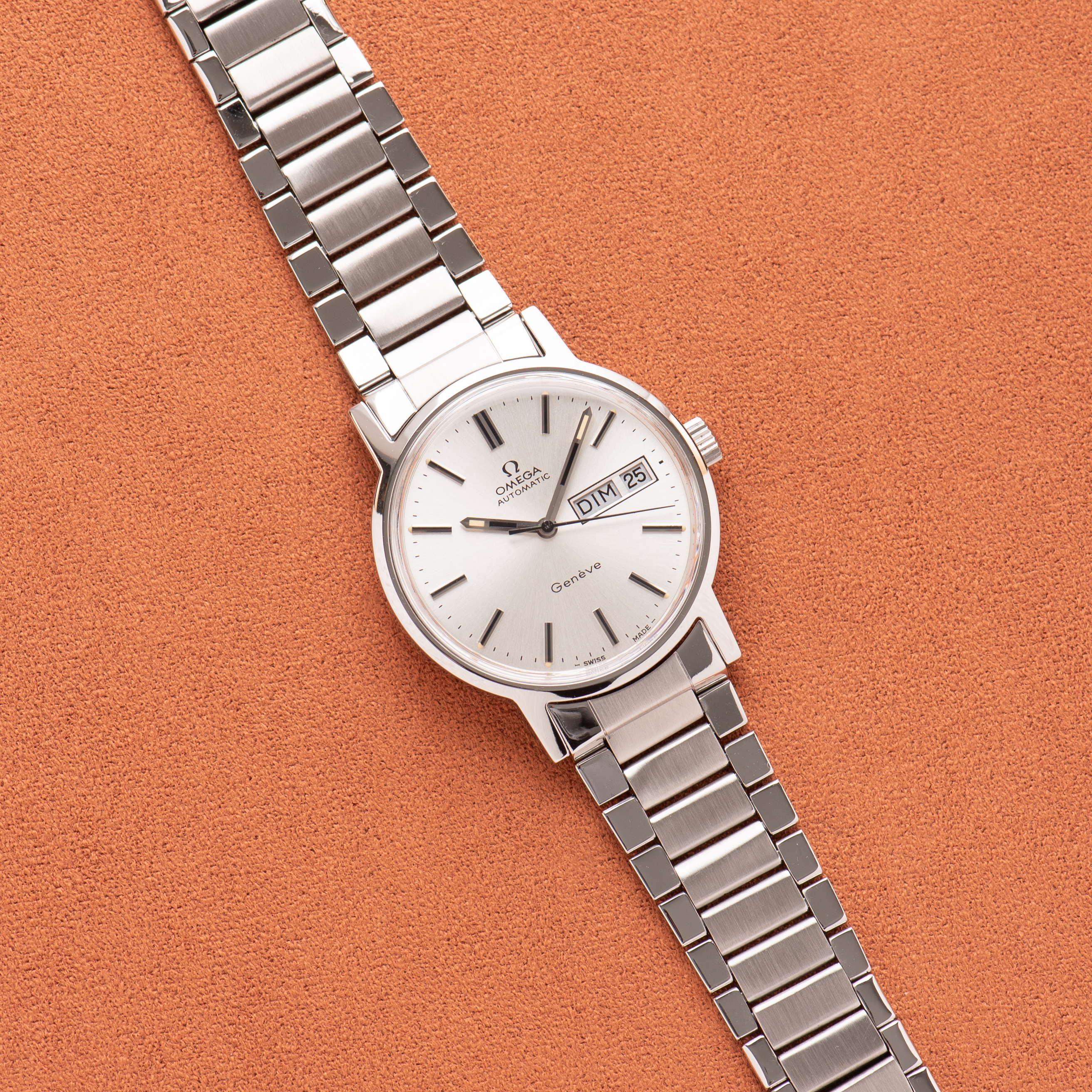 Zicht op Omega Automatic Genève Steel Day-Date Vanaf 1972 Ref 166.017