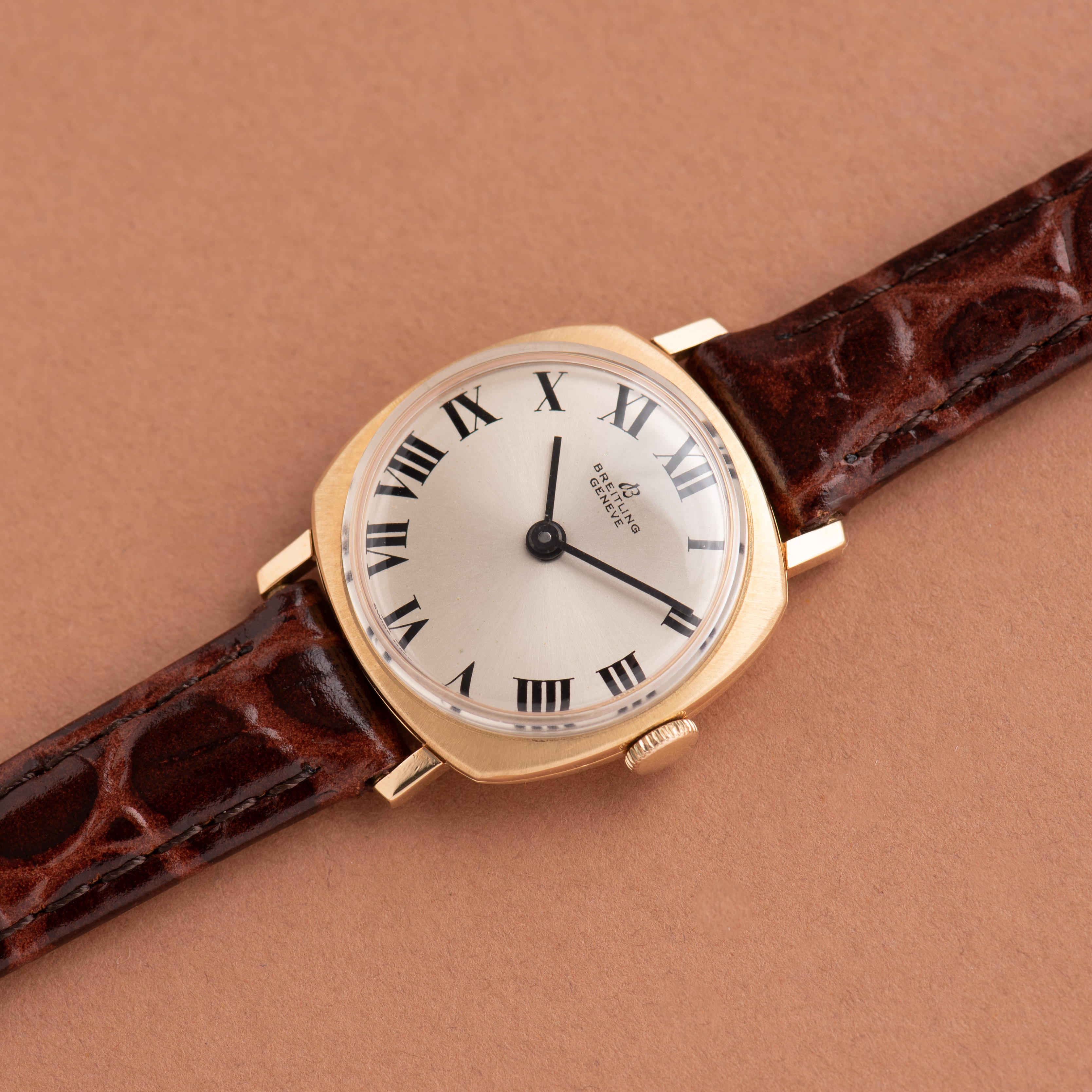 View of Breitling Genève Roman dial gold 18k ref 73/219B ETA 2512