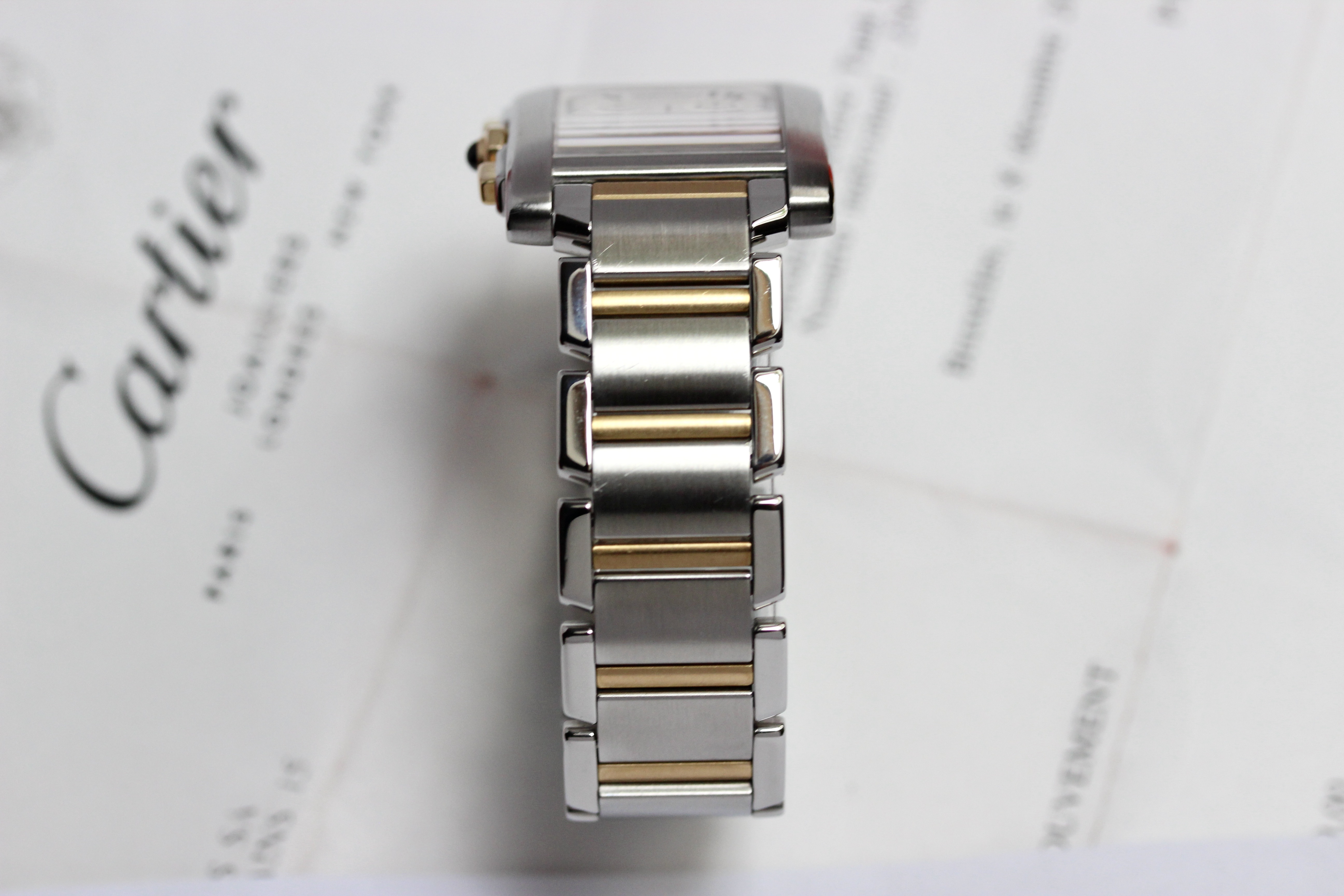 Zicht op Cartier Tank Frans ref 2303 goud/staal