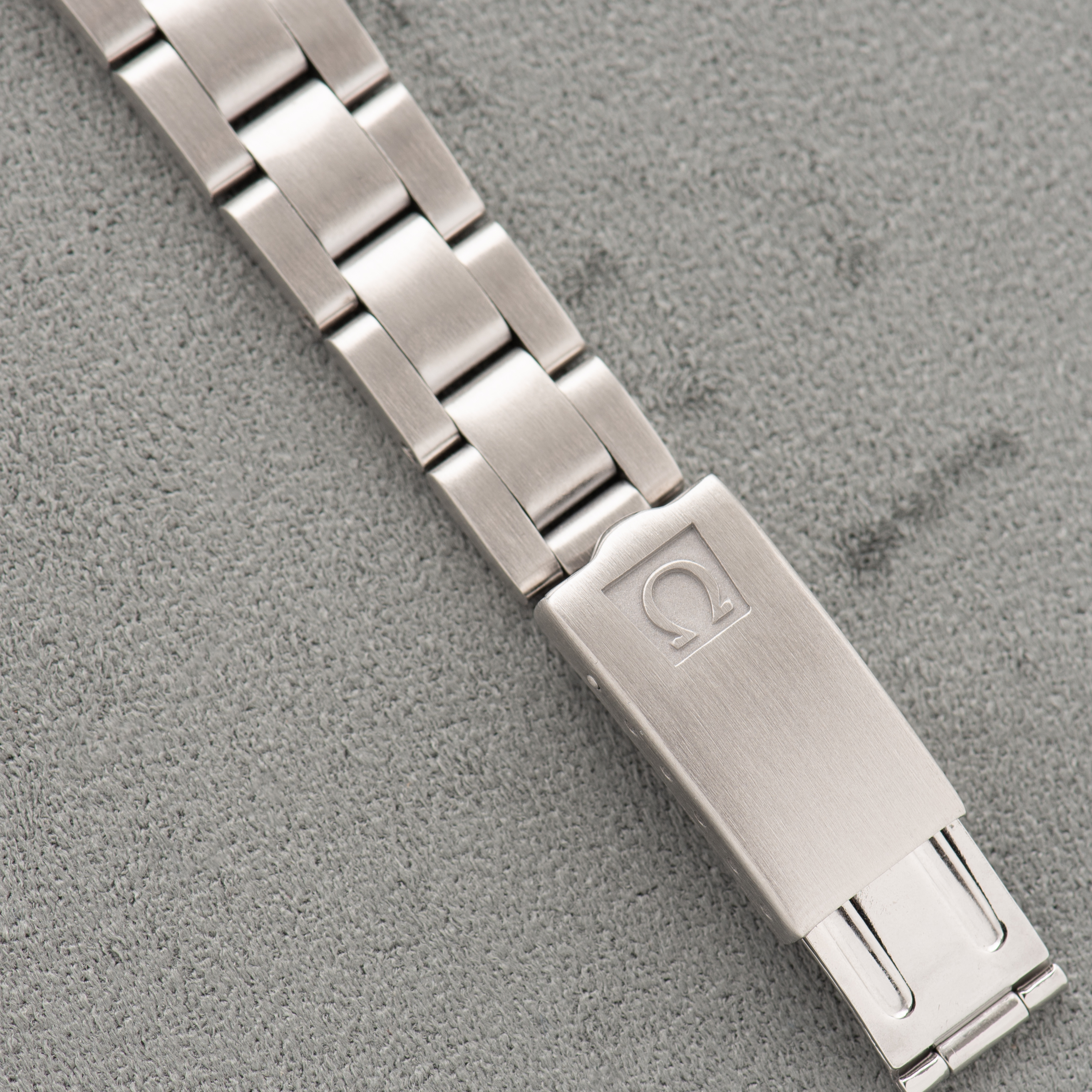 Zicht op Omega Automatic Genève Dynamic Date Green dial Réf 566.015 from 1969 Woman watch