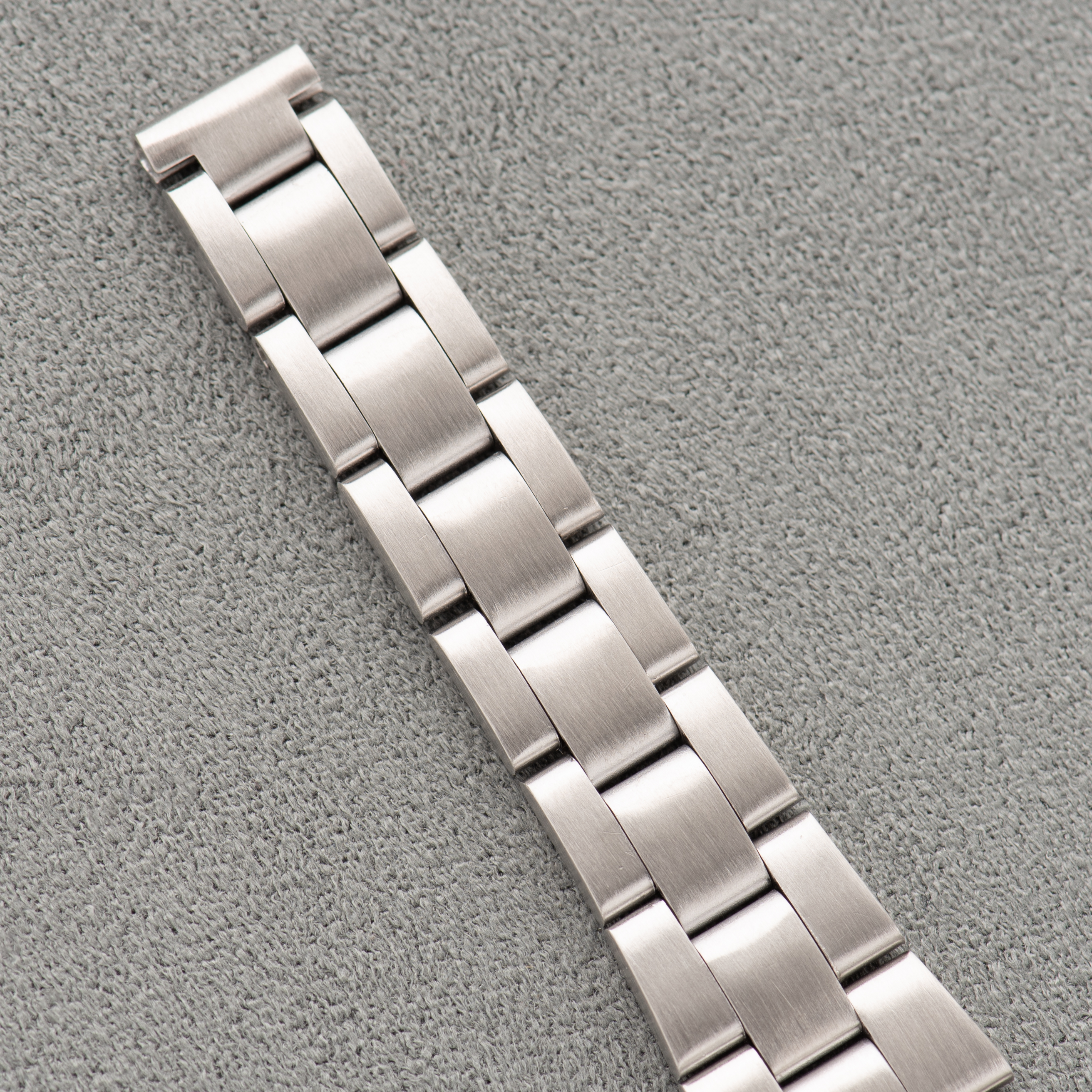 Zicht op Omega Automatic Genève Dynamic Date Green dial Réf 566.015 from 1969 Woman watch