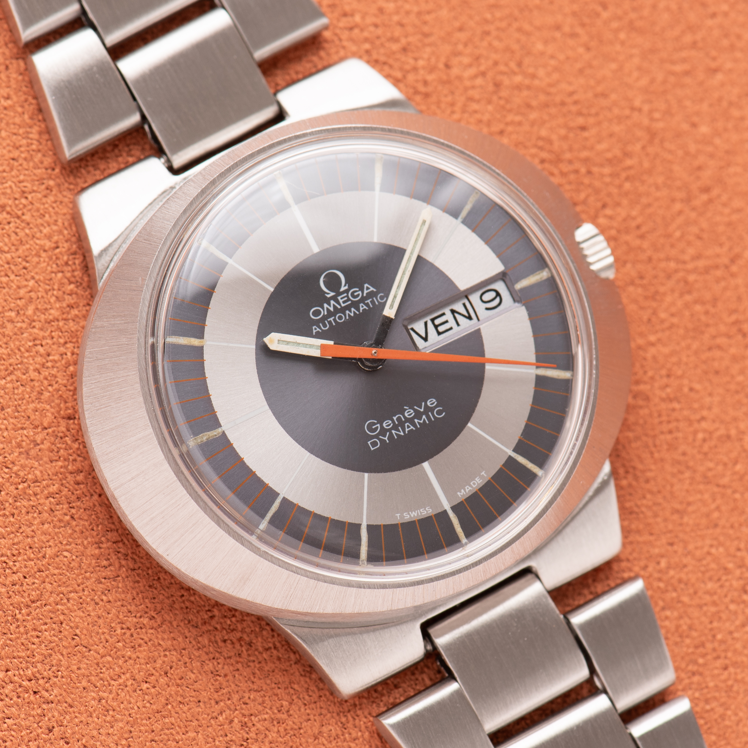 Zicht op Omega Genève Dynamic Automatic Grey Dial uit 1969 Ref 166.039