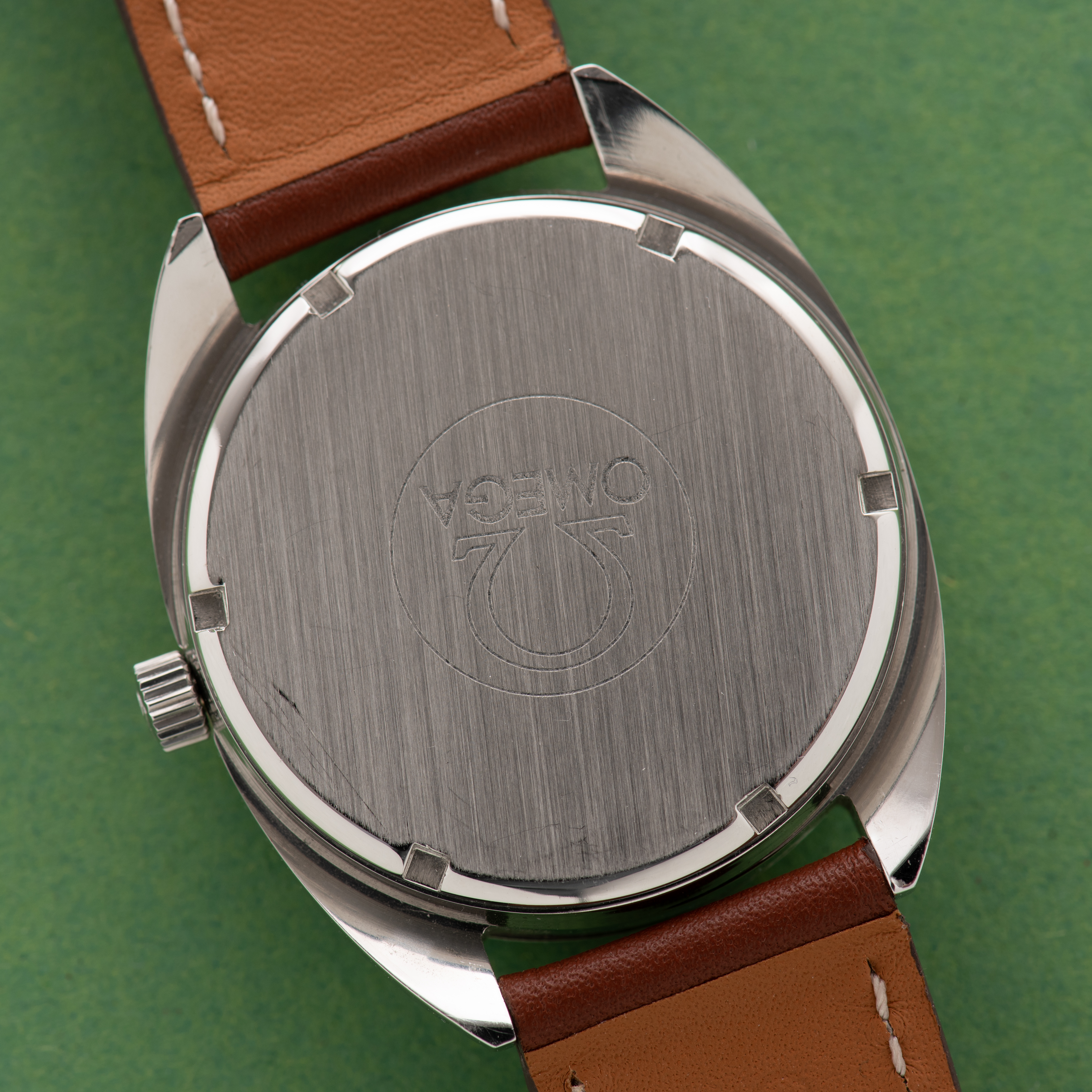 Zicht op Omega Ranchero Automatic Date "Belgian market" black dial réf 136.0106 from 1974