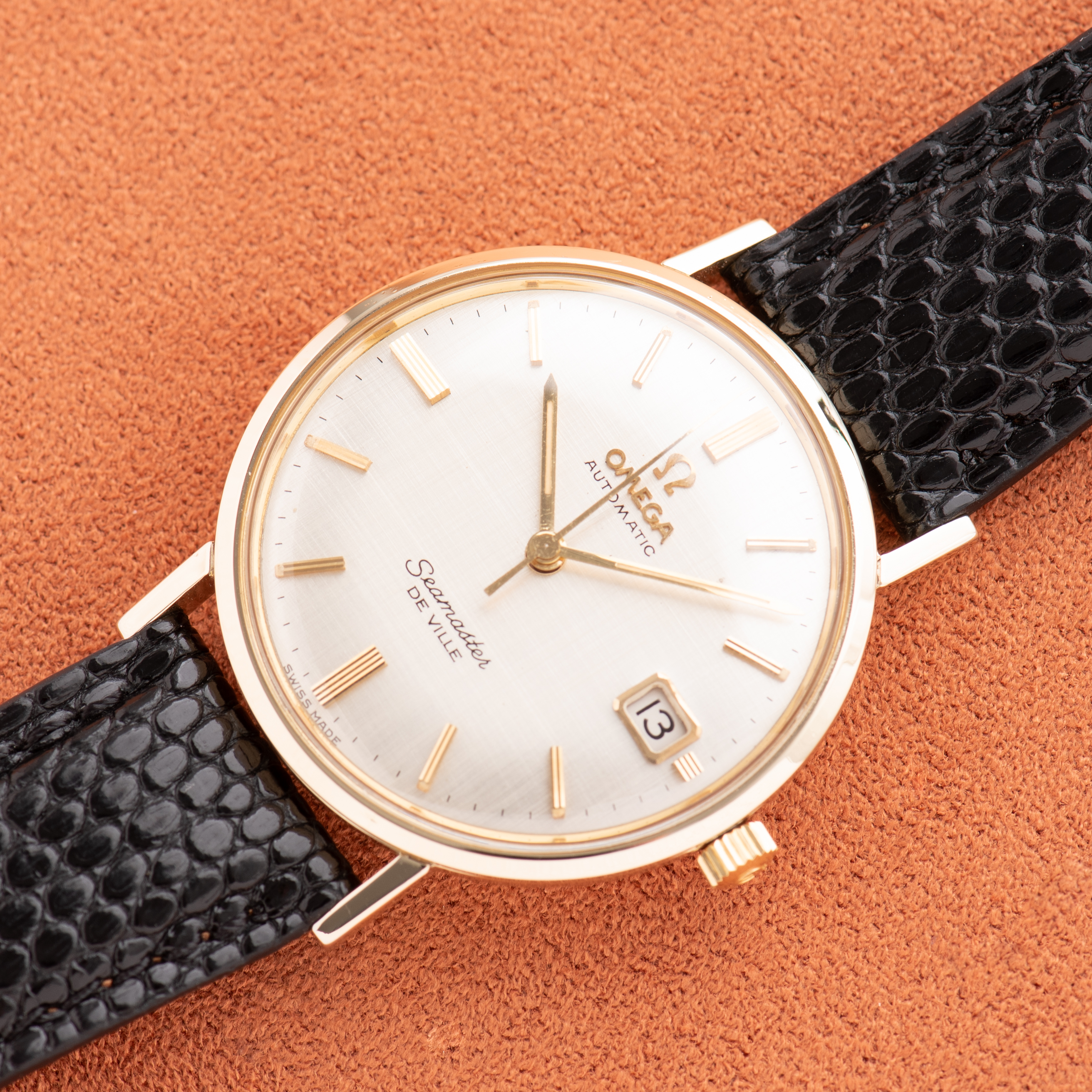 Vue de Omega Seamaster De Ville Automatic Rare Linen Dial 14K Gold Filled Réf 166.020