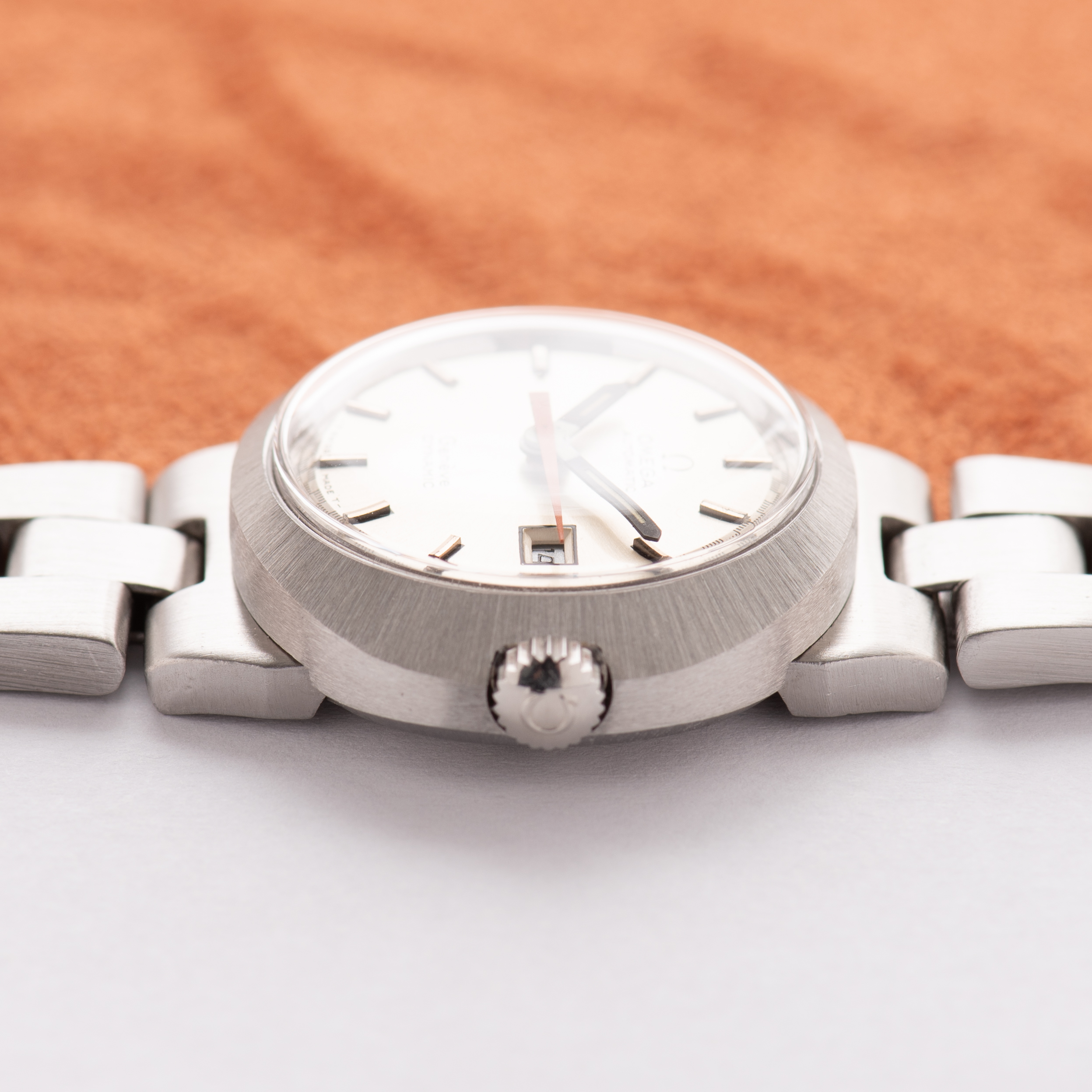 Vue de Omega Automatic Genève Dynamic Date White Racing dial Réf 566.015