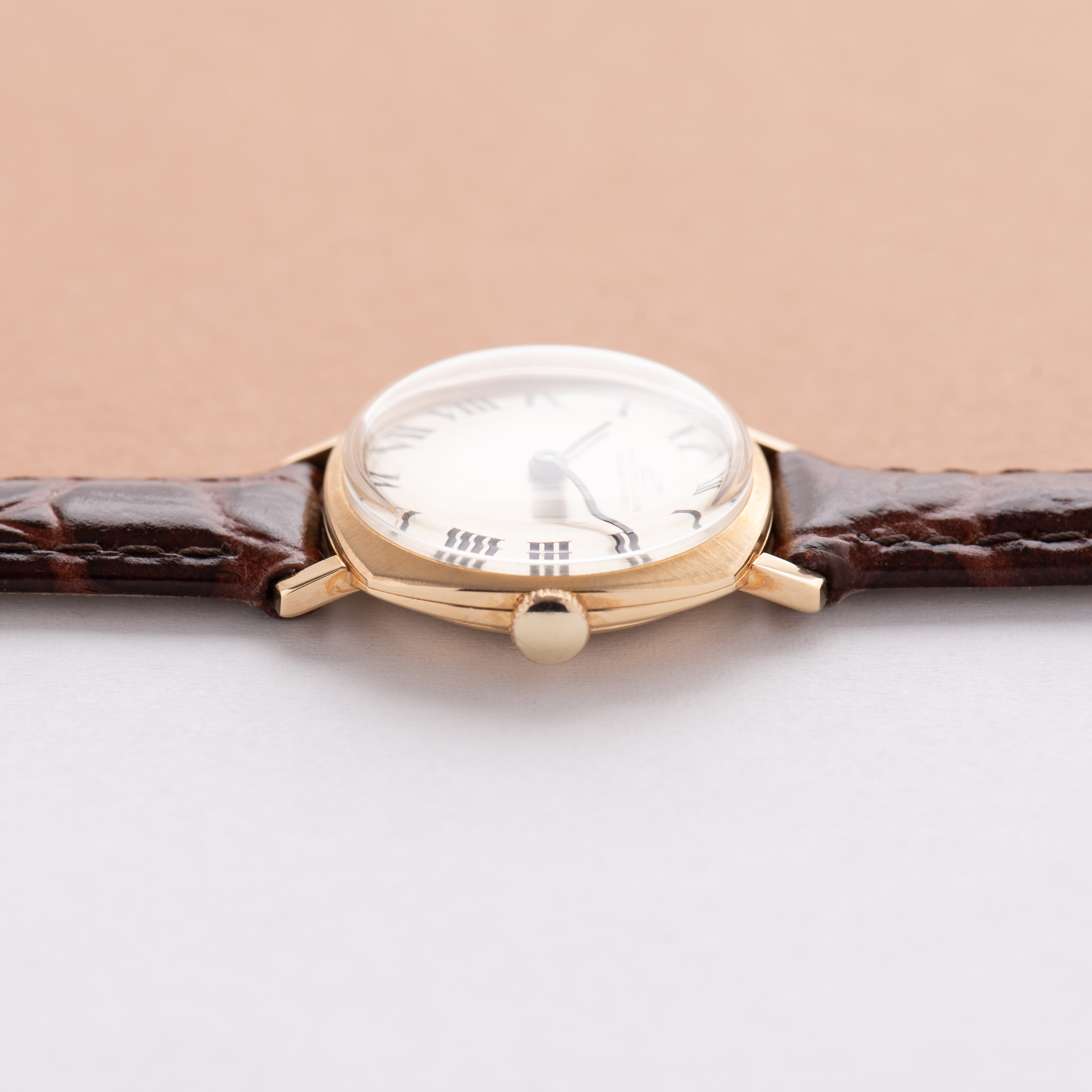 View of Breitling Genève Roman dial gold 18k ref 73/219B ETA 2512