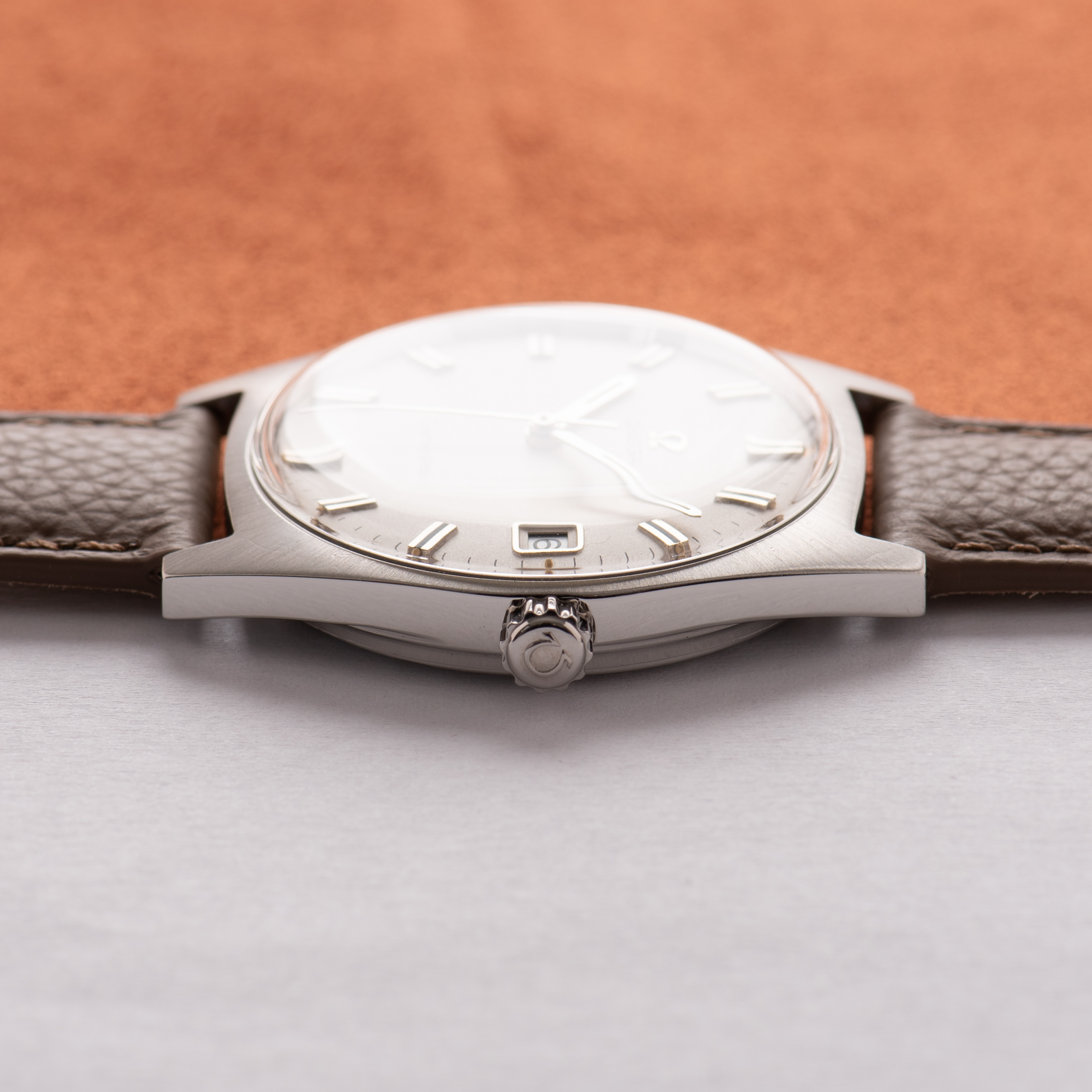 View of Omega Genève Creme Dial mécanique réf 136.041 from 1968